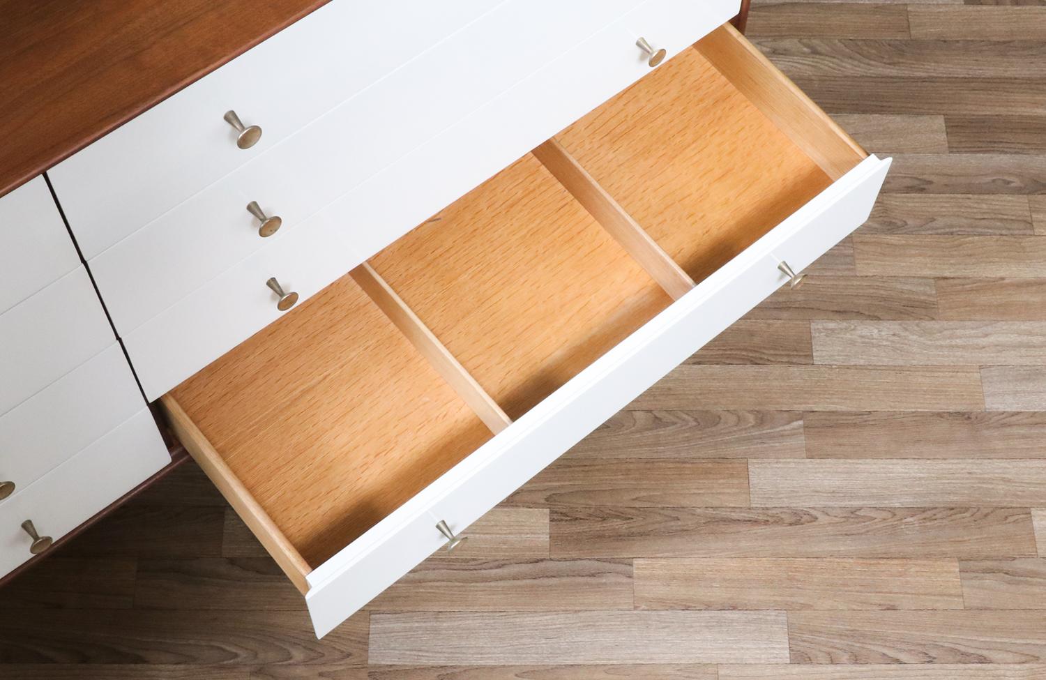 Comò Greta M. I. Grossman laccato e in noce a due toni per Glenn of CA in vendita 2