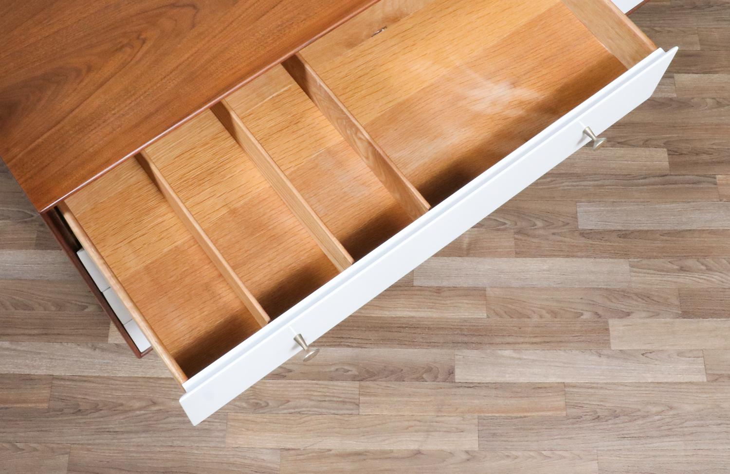 Comò Greta M. I. Grossman laccato e in noce a due toni per Glenn of CA in vendita 3