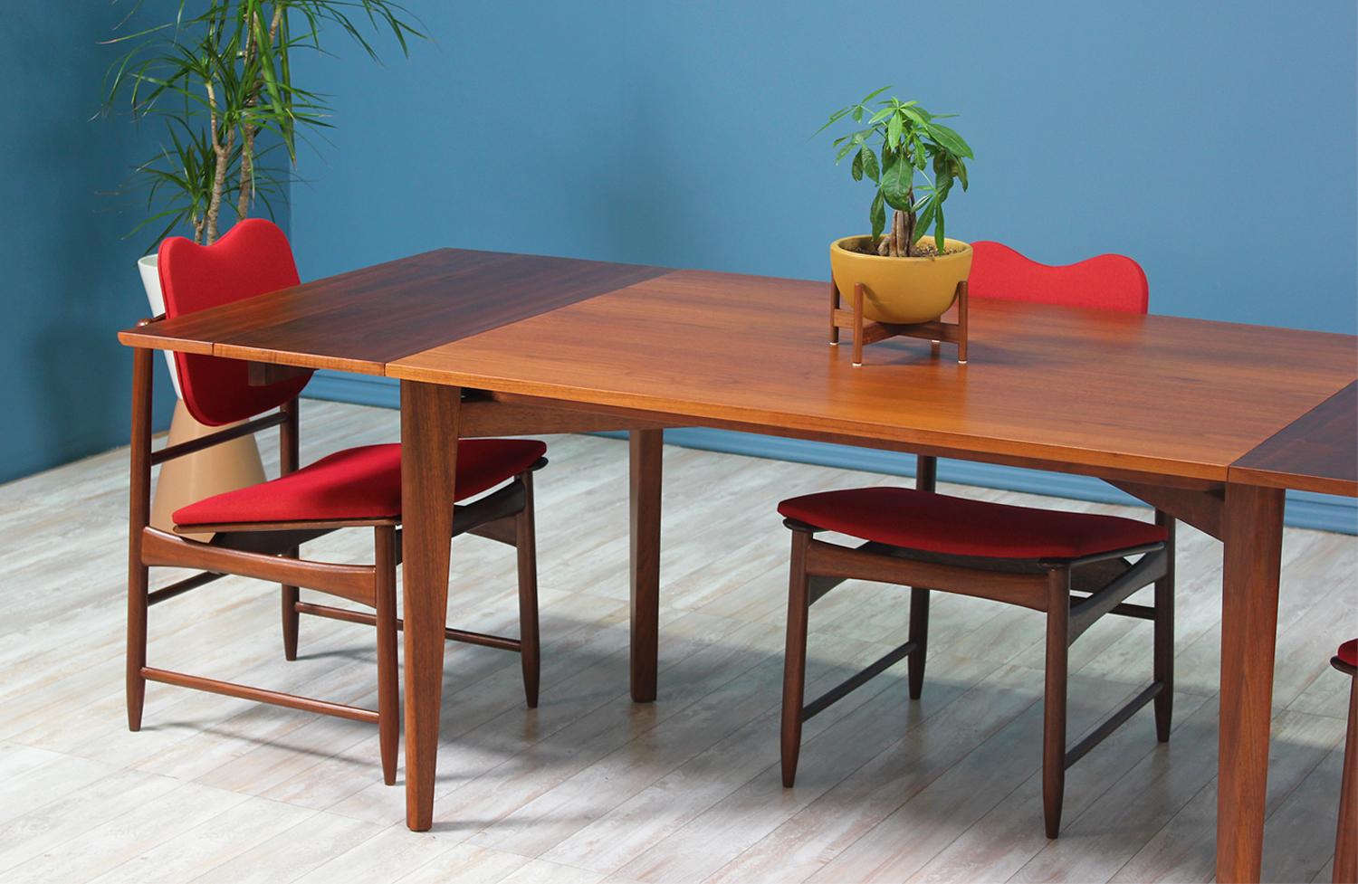 Greta M. Grossman Walnut Dining Table for Glenn of California In Excellent Condition In Los Angeles, CA