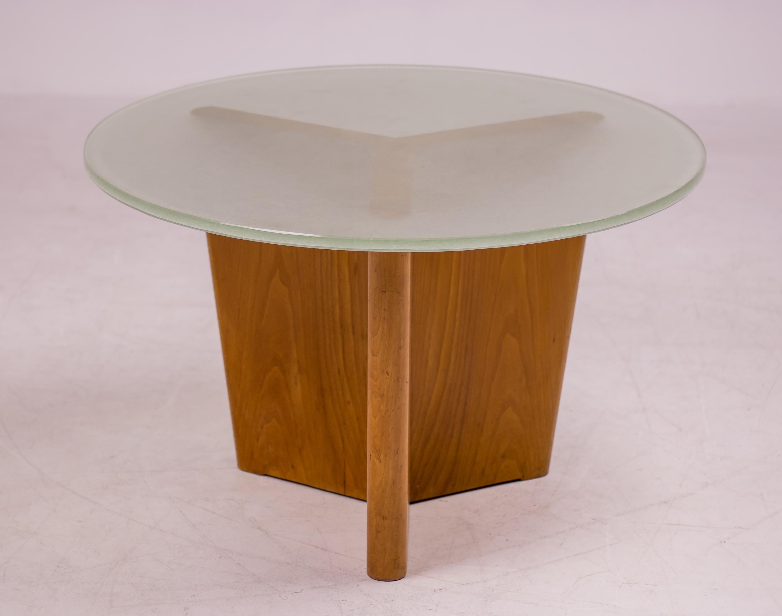 Beautiful side table with a sand cast green crystal glass top on an elm veneered triangular wooden base.
Designed by Swedish architect or designer Greta Magnusson-Grossman, Sweden, early 1930s.
The hand cast glass top has a beautiful rough texture