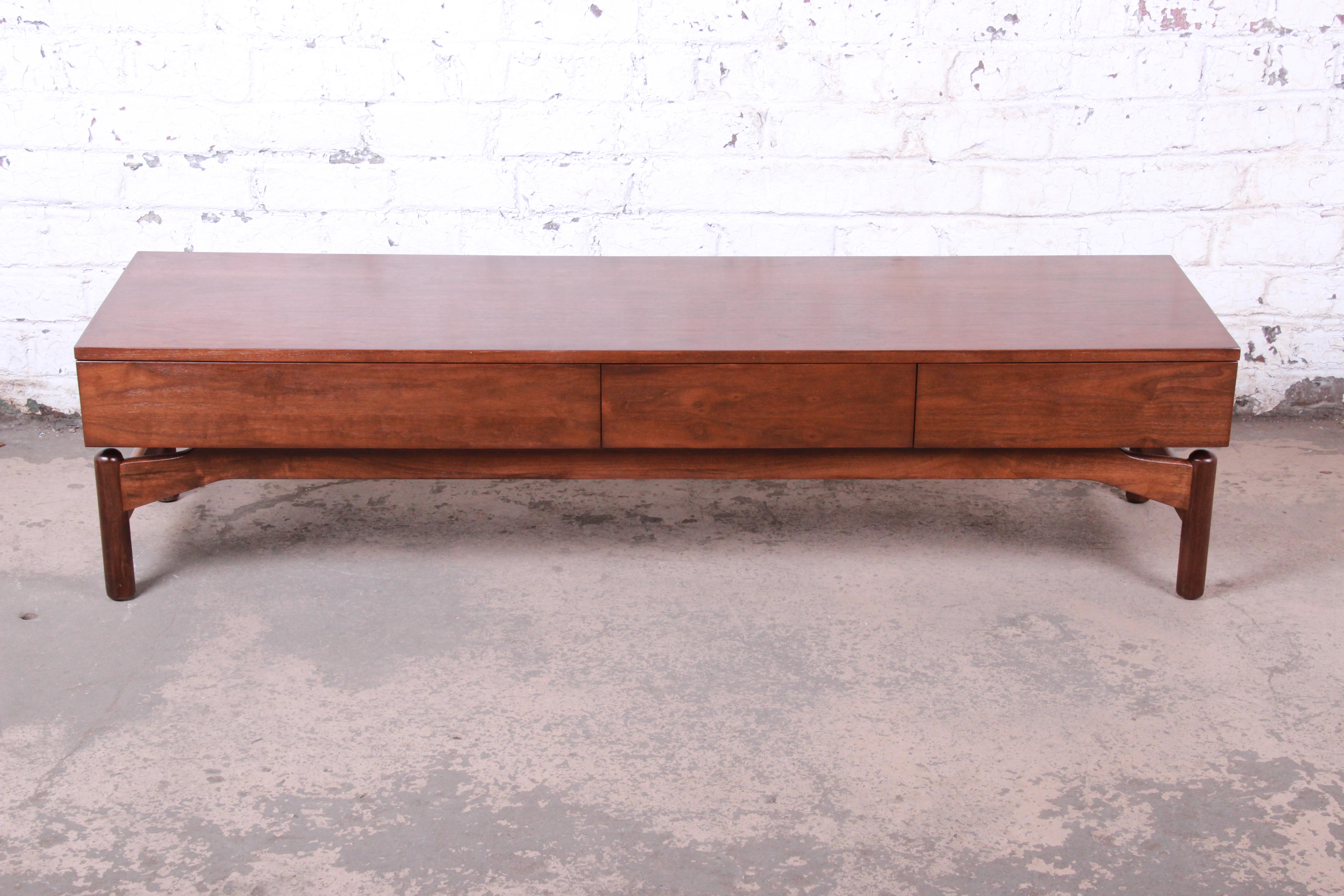 A rare and exceptional Mid-Century Modern walnut floating top coffee table

By Greta Magnusson Grossman for Glenn of California

USA, 1950s

Measures: 64.88