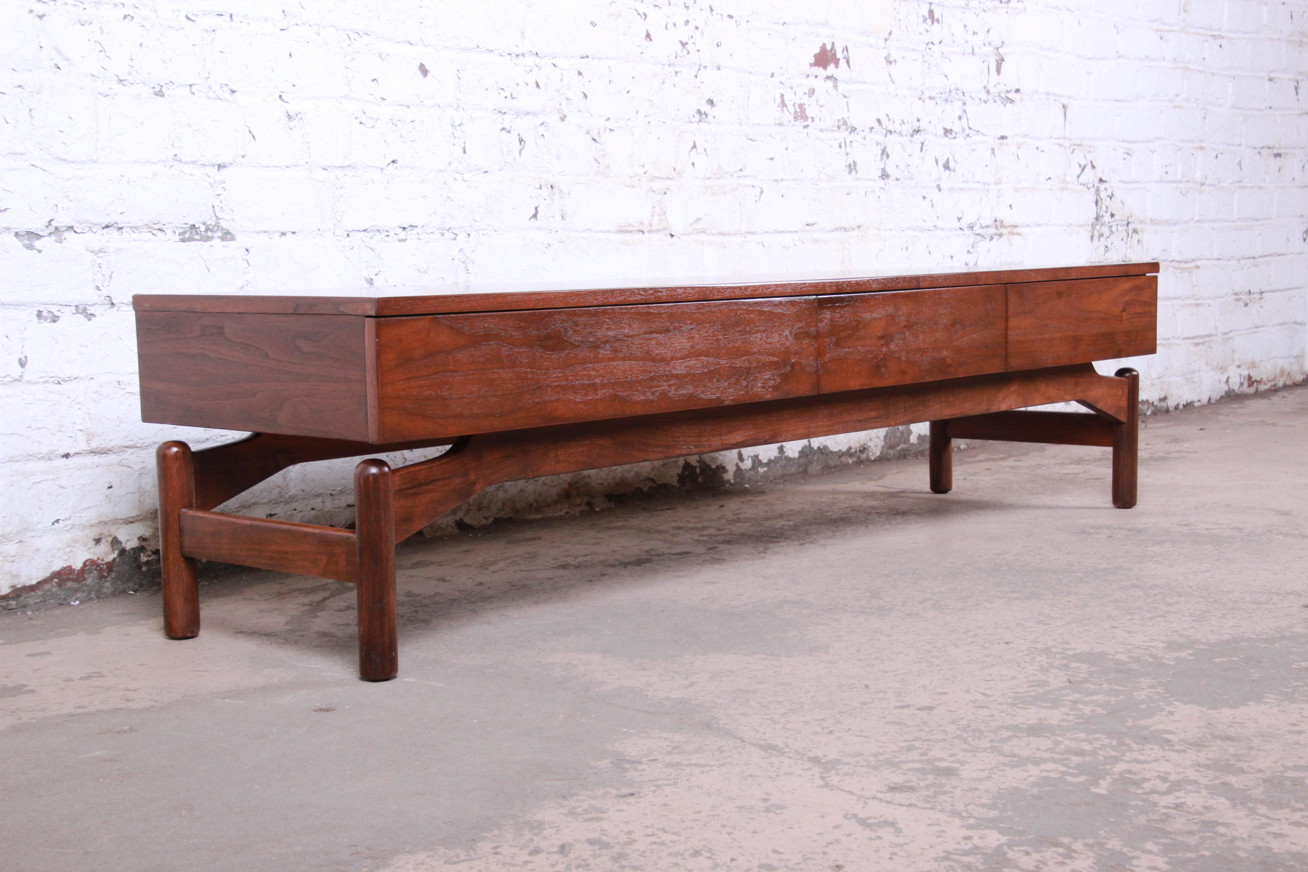 Greta Magnusson Grossman for Glenn of California Walnut Coffee Table, 1950s In Good Condition In South Bend, IN