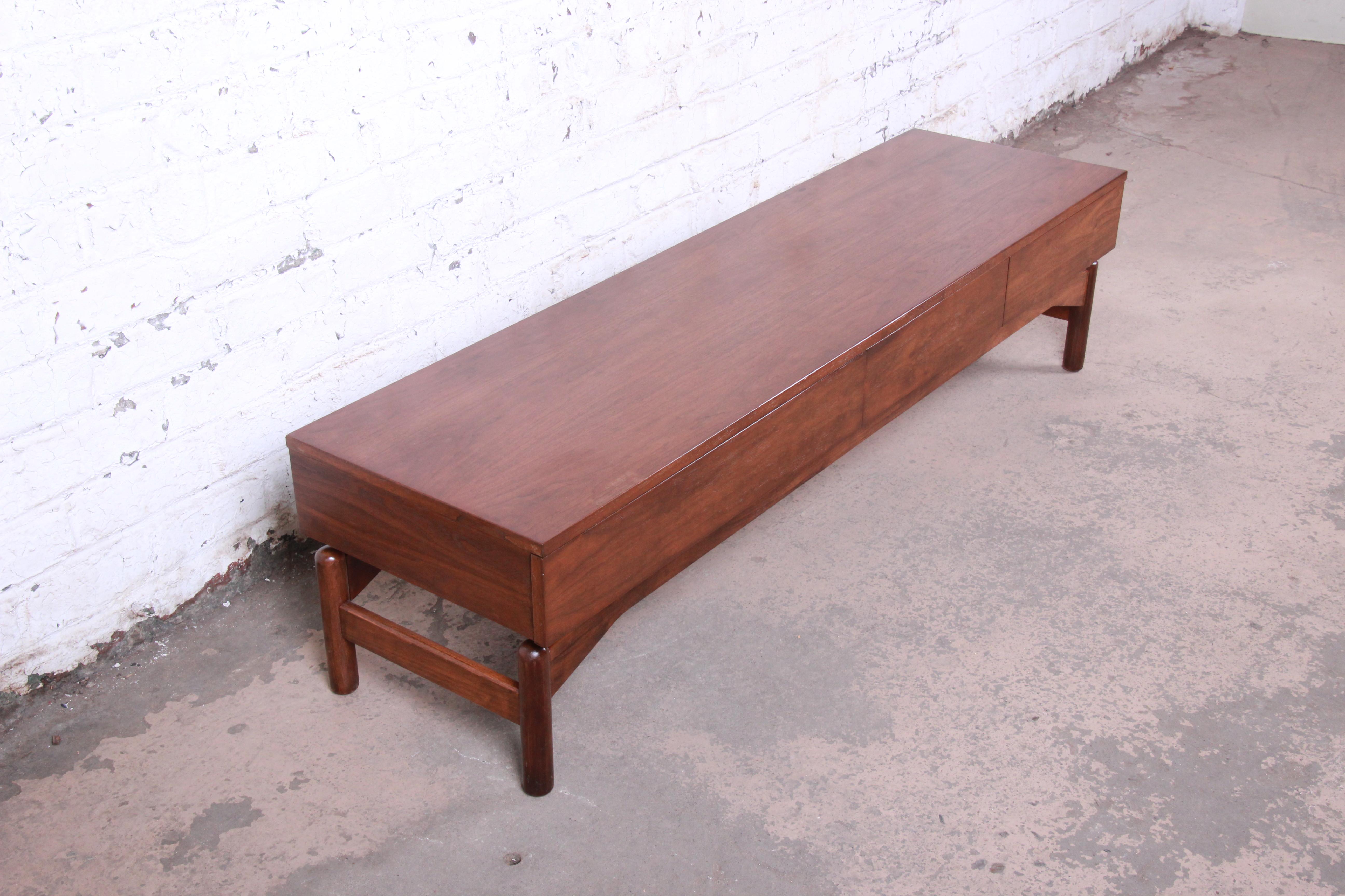 Mid-20th Century Greta Magnusson Grossman for Glenn of California Walnut Coffee Table, 1950s