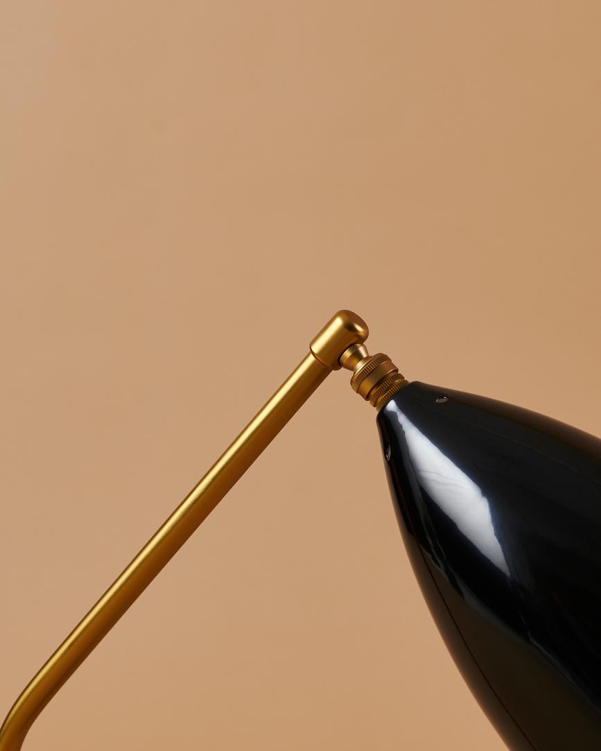 Tischlampe „Grashüpfer“ von Greta Magnusson Grossman in glänzendem Schwarz (Skandinavische Moderne) im Angebot