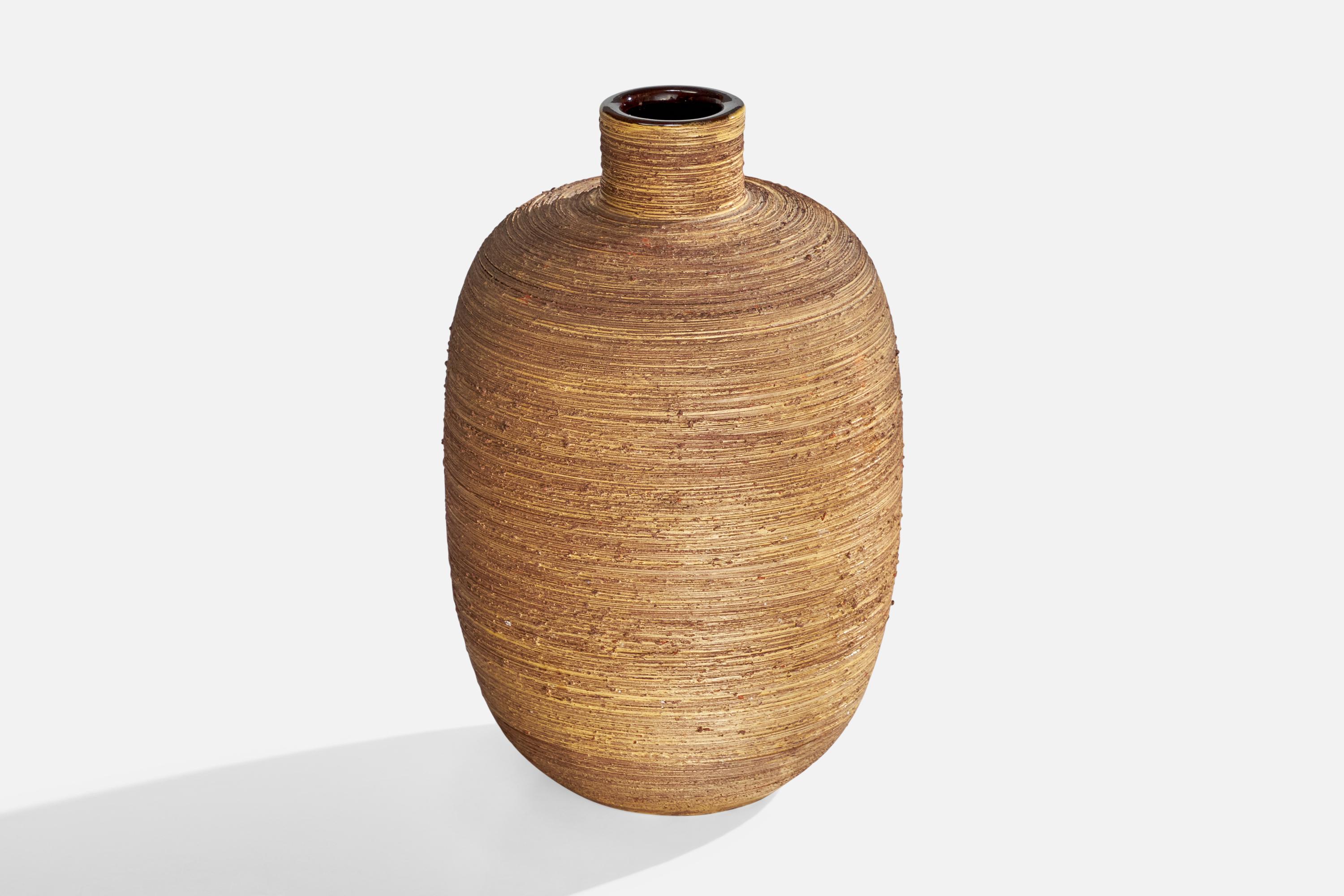 Vaso in terracotta semilavorata e incisa di colore beige e marrone disegnato da Greta Runeborg e prodotto da Upsala Ekeby, Svezia, anni '40.

Dimensioni: 9,875