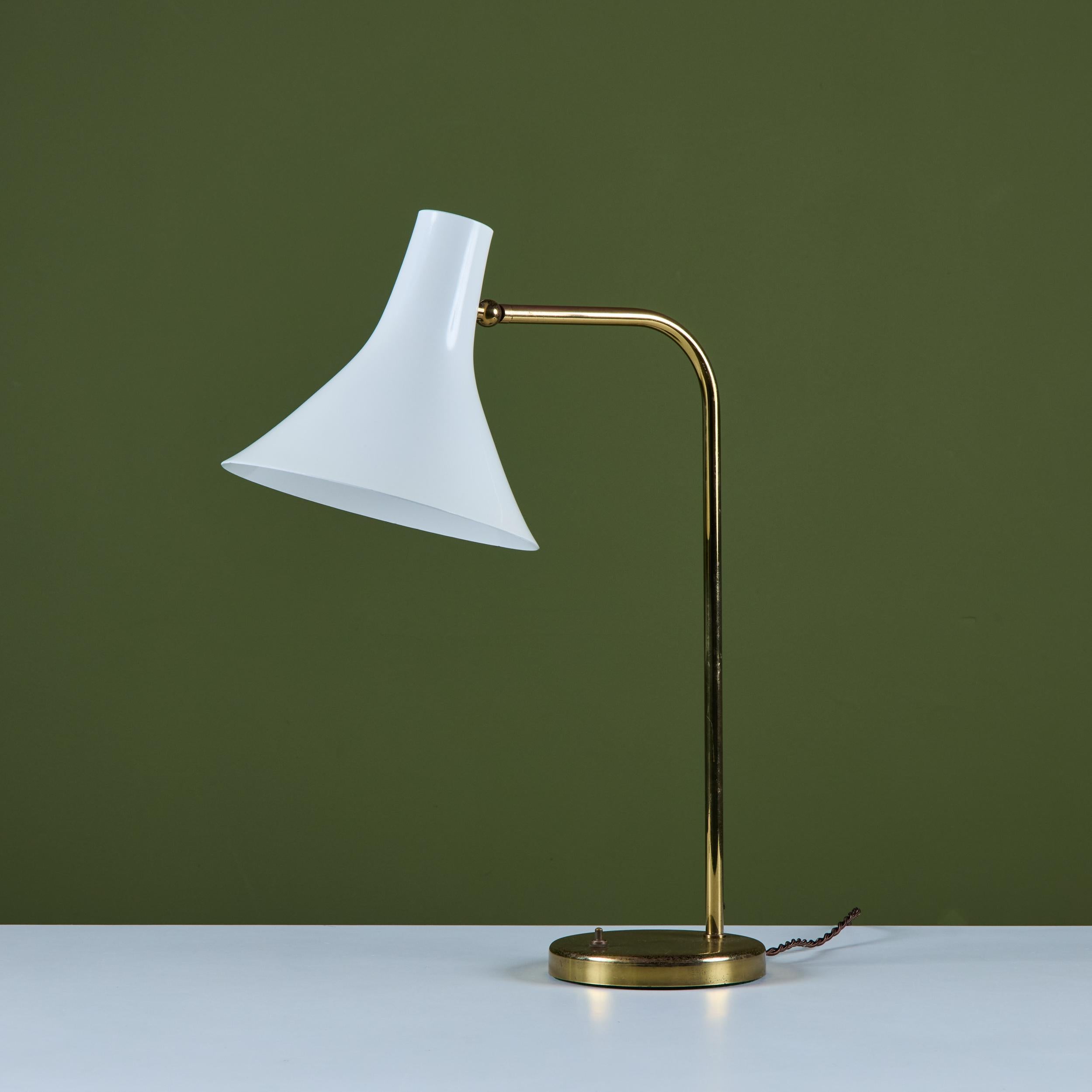 Greta Von Nessen Schreibtischlampe aus Messing für Nessen Studios (20. Jahrhundert) im Angebot