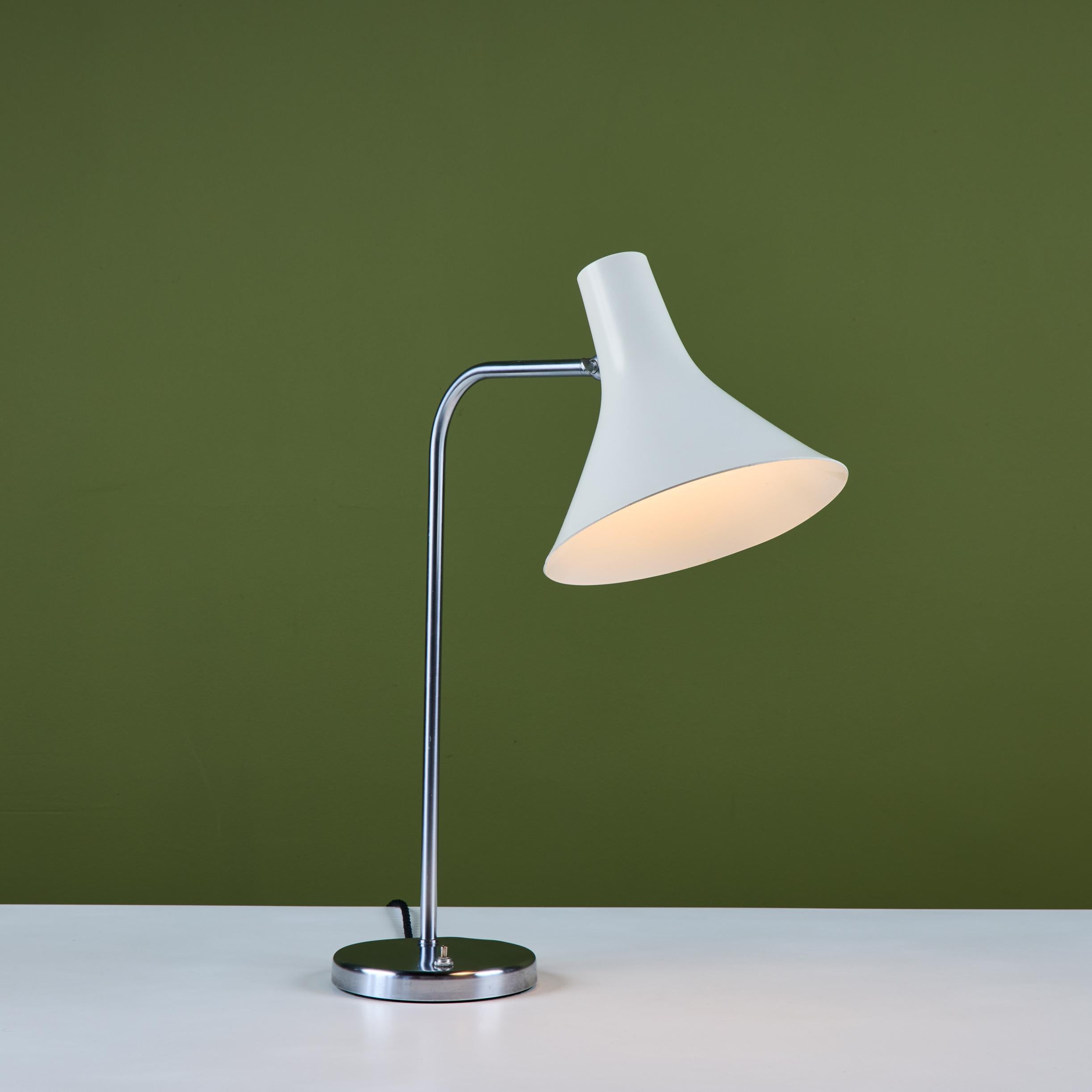 Schreibtischlampe, entworfen von Greta von Nessen, ca. 1960, USA, für Nessen Studios. Die Leuchte verfügt über einen weiß emaillierten, nach oben und unten schwenkbaren Trompetenschirm mit einem gebogenen Stahlarm, der sich um 90 Grad nach links und