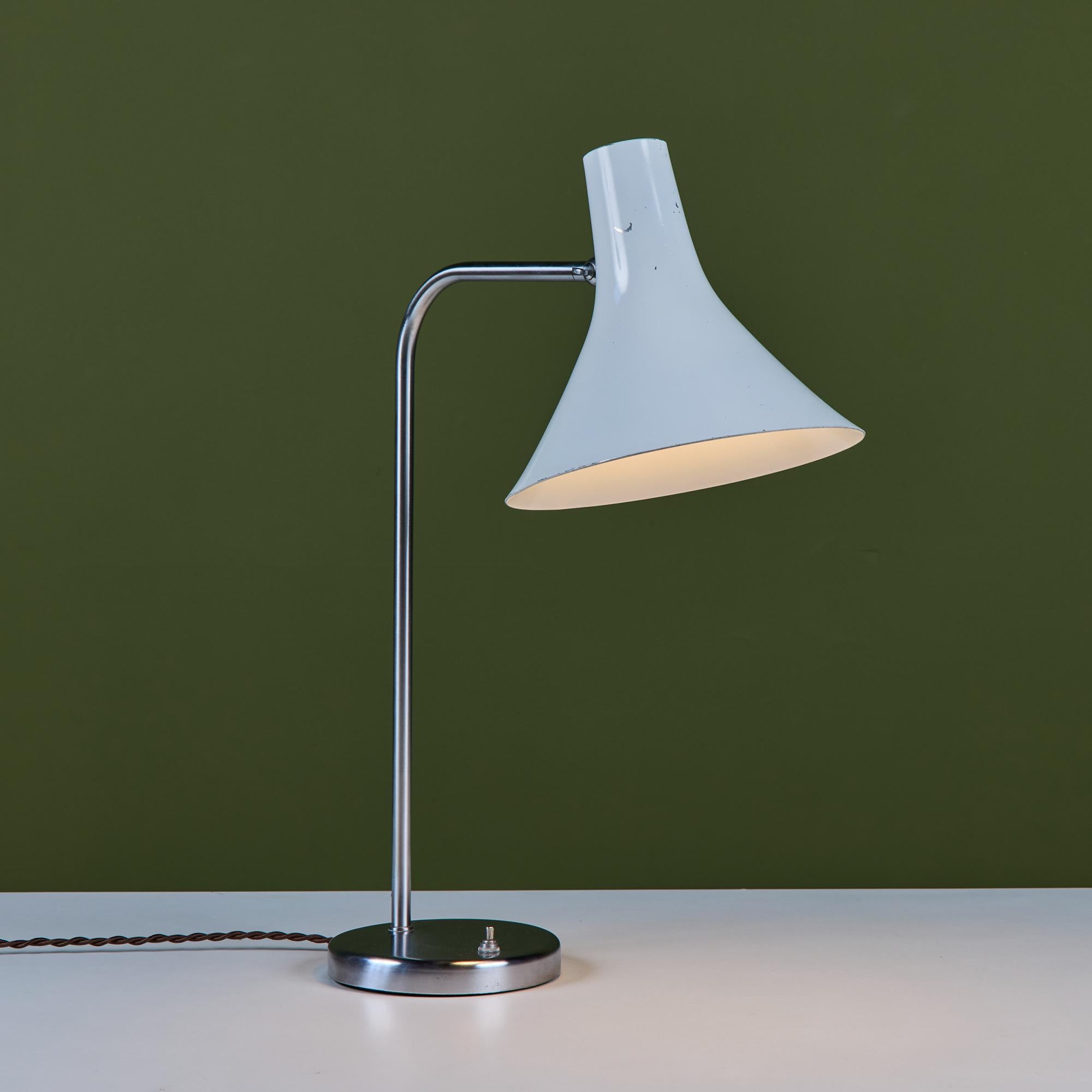 Schreibtischlampe, entworfen von Greta von Nessen, ca. 1960, USA, für Nessen Studios. Die Leuchte verfügt über einen weiß emaillierten, nach oben und unten schwenkbaren Trompetenschirm mit einem gebogenen Stahlarm, der sich um 90 Grad nach links und