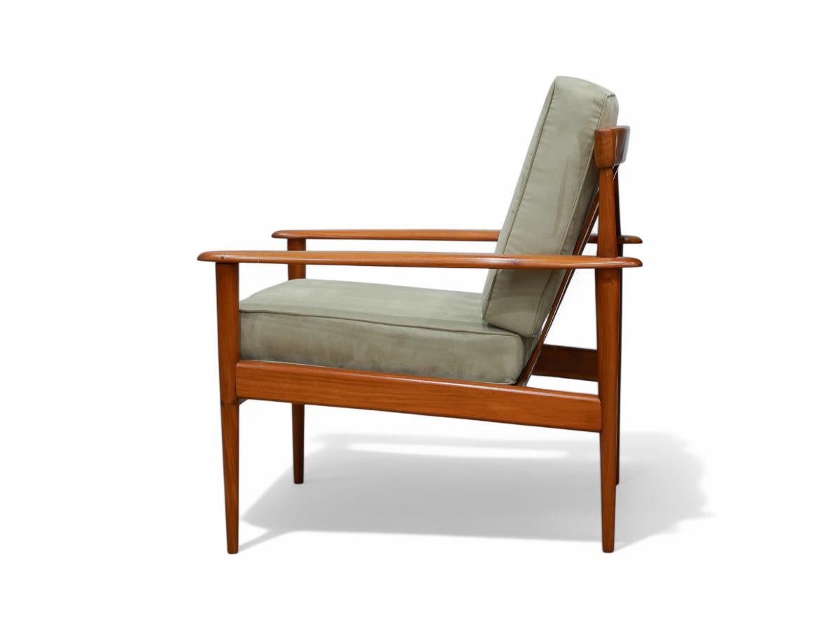 Grete Jalk Armchair in Hardwood & Beige Ultra Suede, Rino Levi, 1960 For Sale 3