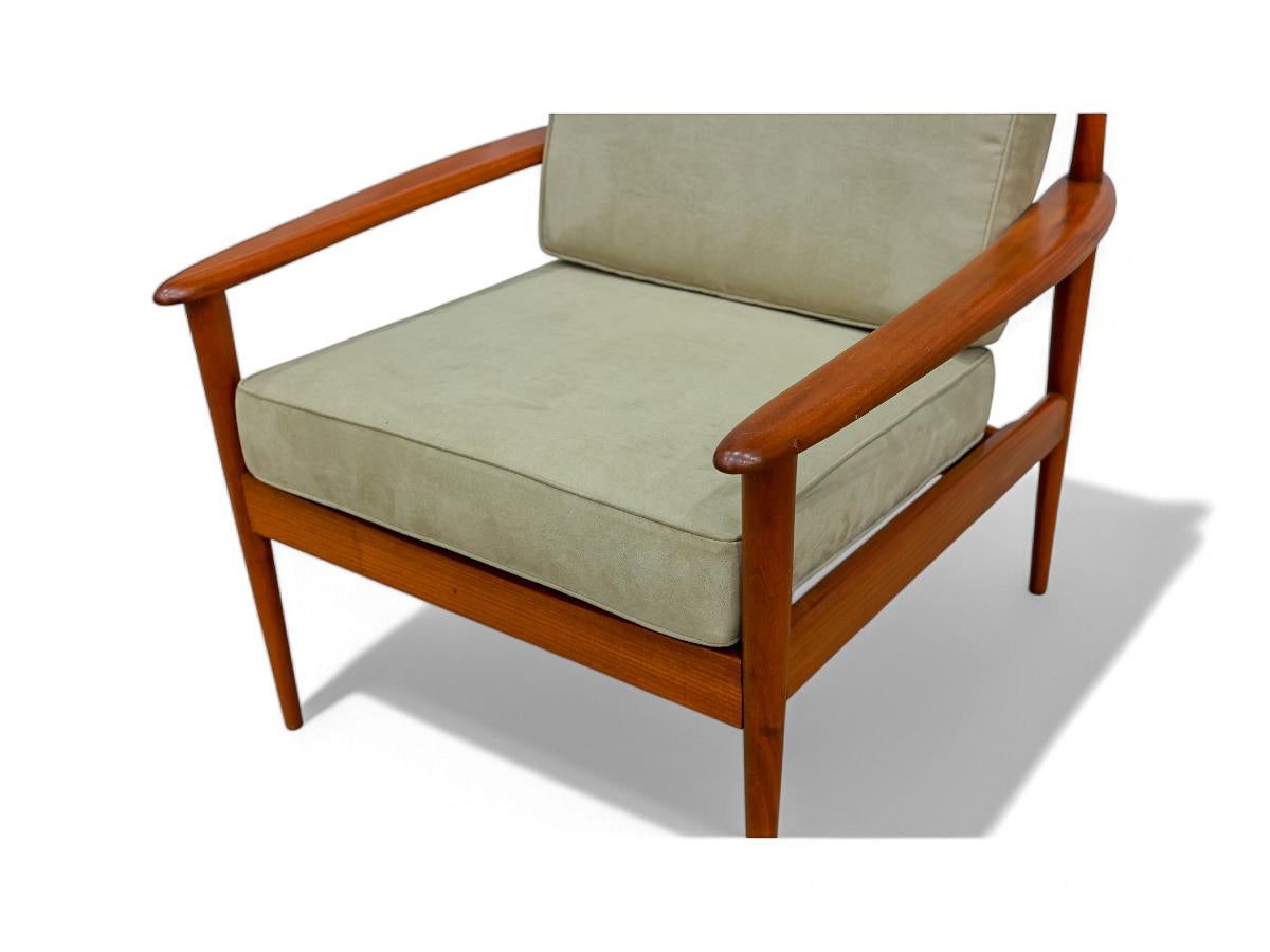 Grete Jalk Armchair in Hardwood & Beige Ultra Suede, Rino Levi, 1960 For Sale 4