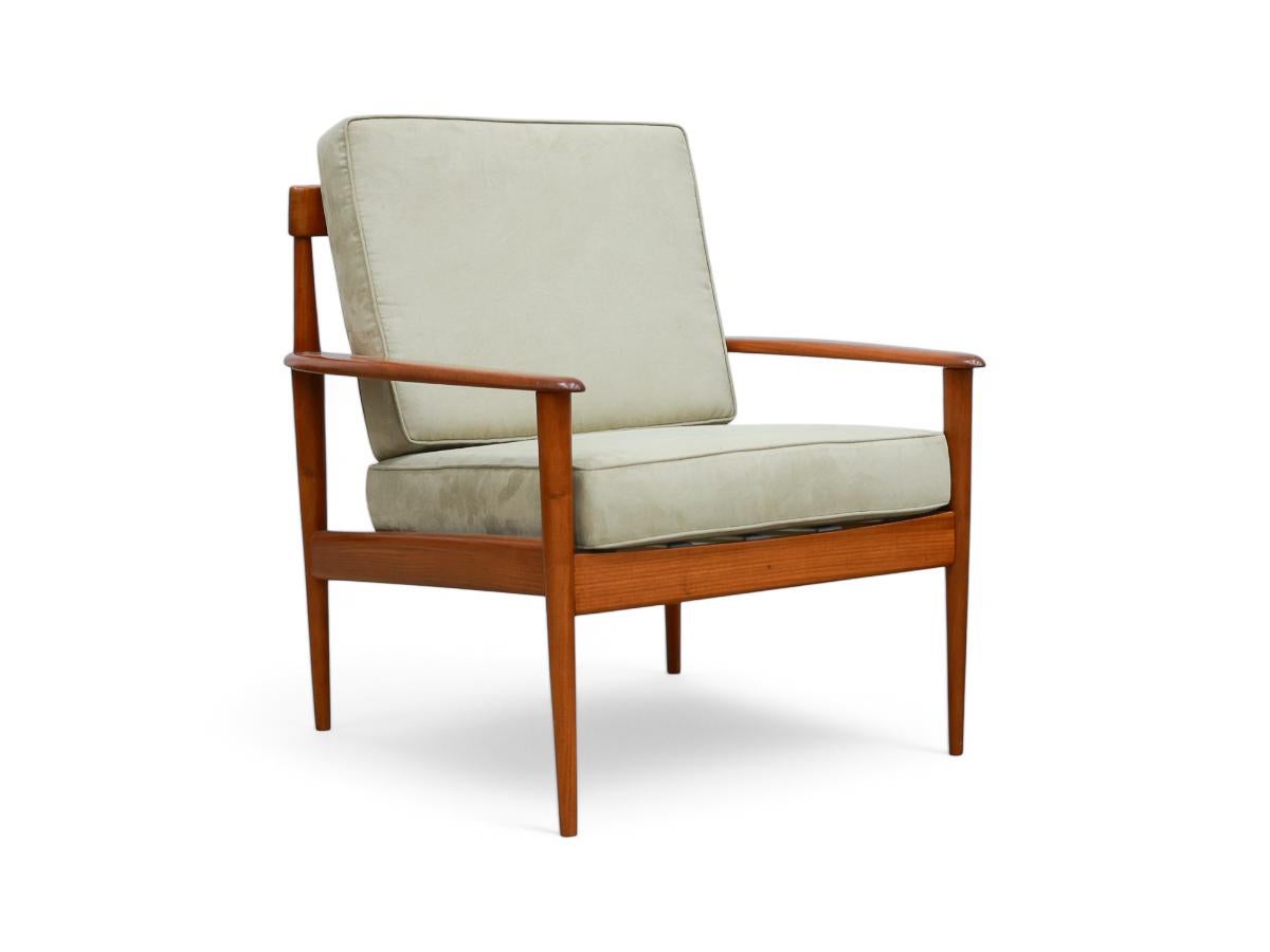Introduce a touch of sophistication to your living space with this exceptional armchair, designed by renowned architect Rino Levi. Crafted in Brazil during the 1960s by Móveis Ambiente, this set is a testament to masterful craftsmanship.

The
