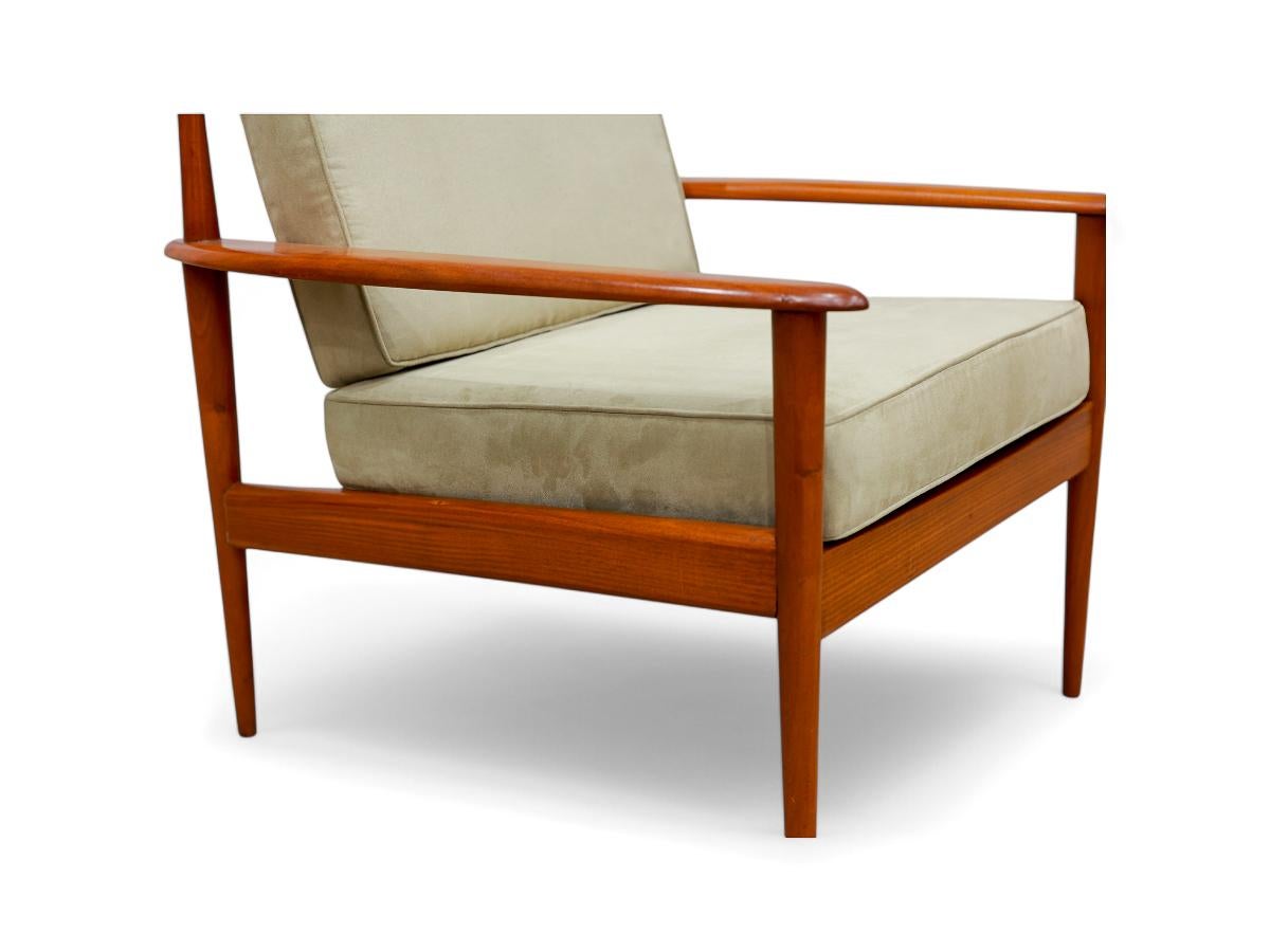Mid-Century Modern Grete Jalk Armchair in Hardwood & Beige Ultra Suede, Rino Levi, 1960 For Sale