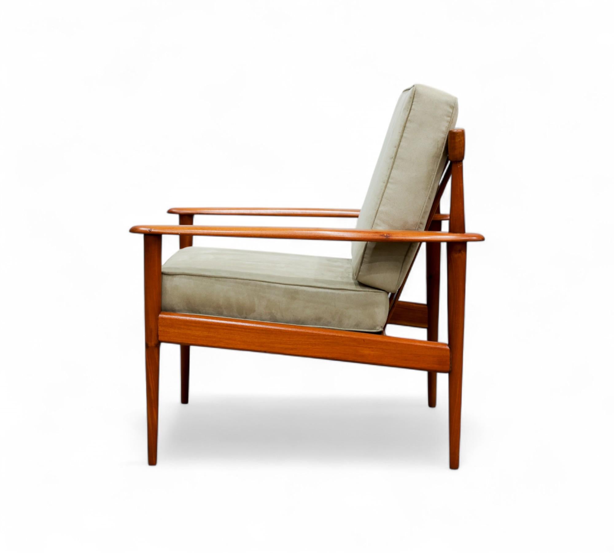Mid-Century Modern Grete Jalk Armchair in Hardwood & Beige Ultra Suede, Rino Levi, 1960 For Sale
