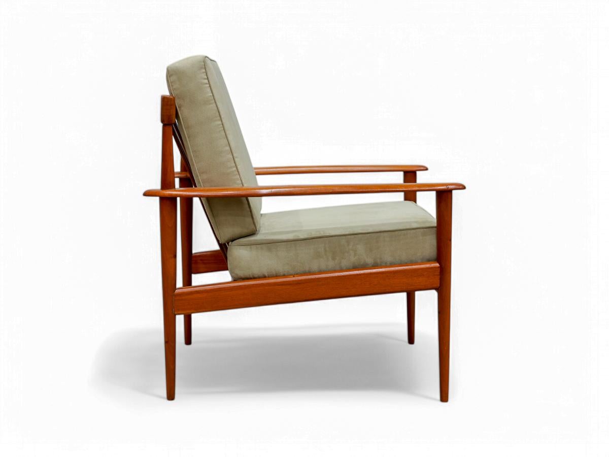 Brazilian Grete Jalk Armchair in Hardwood & Beige Ultra Suede, Rino Levi, 1960 For Sale