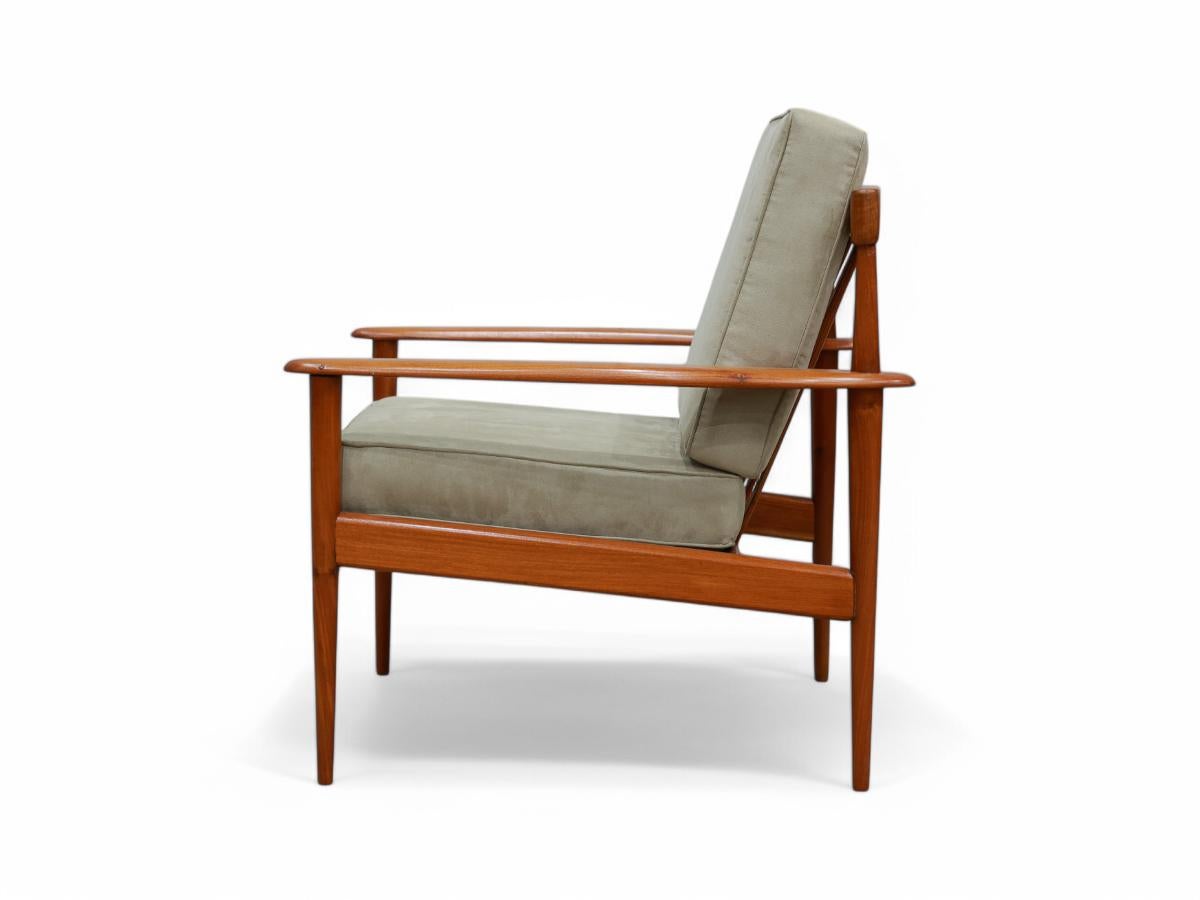 Hand-Crafted Grete Jalk Armchair in Hardwood & Beige Ultra Suede, Rino Levi, 1960 For Sale