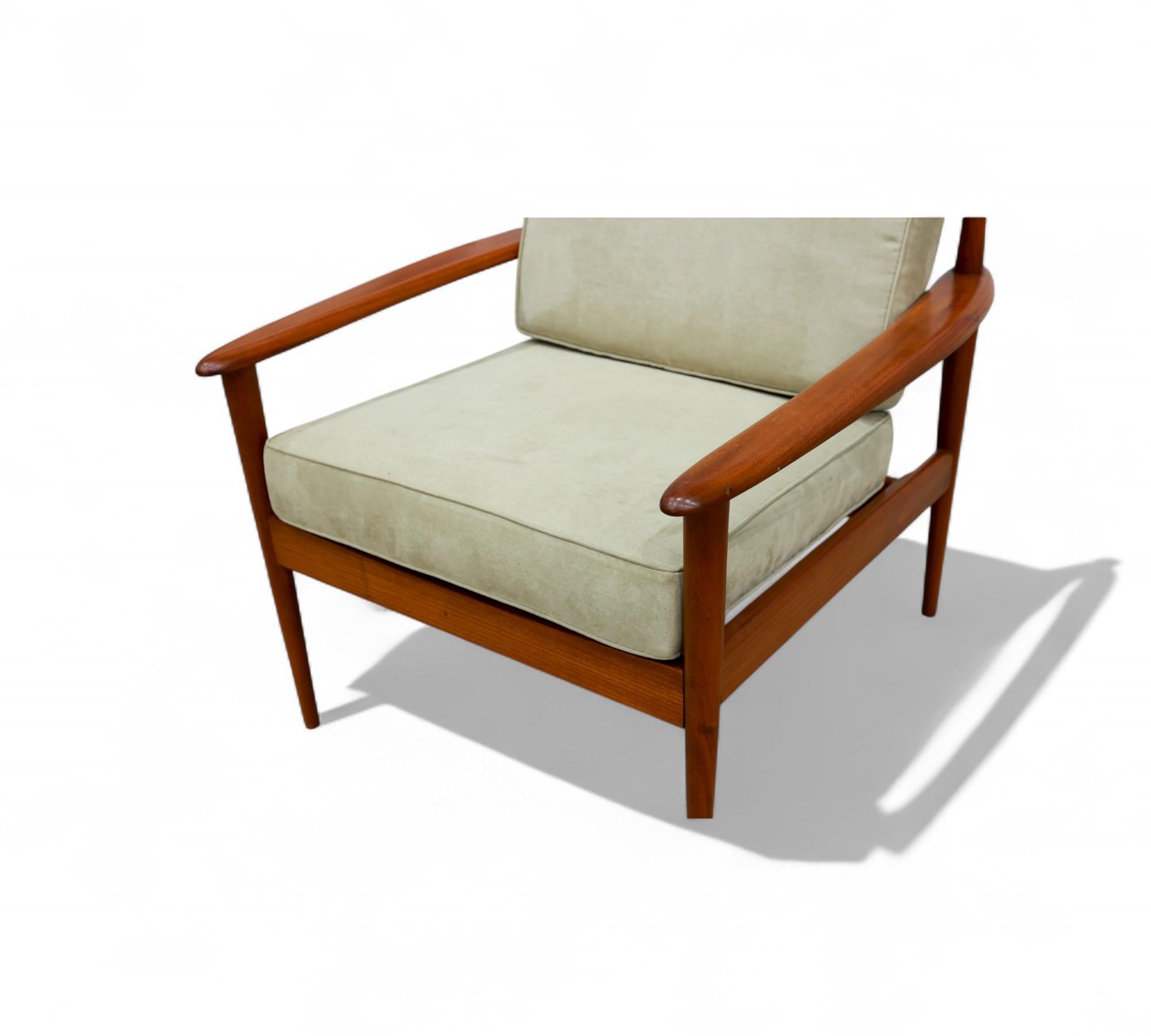 Grete Jalk Armchair in Hardwood & Beige Ultra Suede, Rino Levi, 1960 For Sale 1