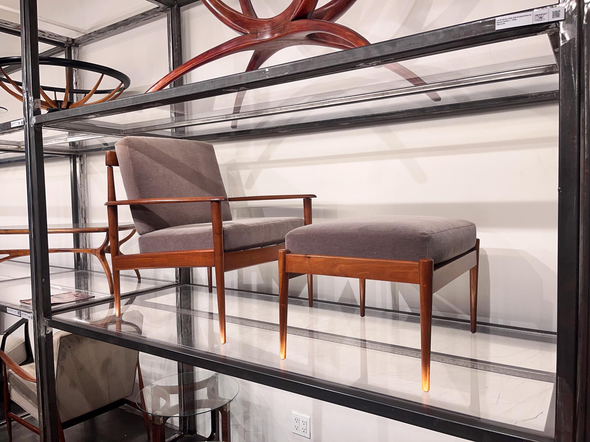 Sofort verfügbar mit ergänzendem Inlandsversand im Großraum NYC

Bringen Sie einen Hauch von Raffinesse in Ihren Wohnbereich mit diesem außergewöhnlichen Sessel- und Ottomanen-Set, das von dem bekannten Architekten Rino Levi's entworfen wurde.