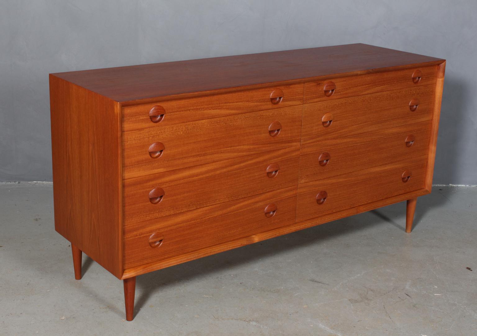 Grete Jalk chest of drawers with eight drawers. Made in partly solid teak. 

Made by Sibast.