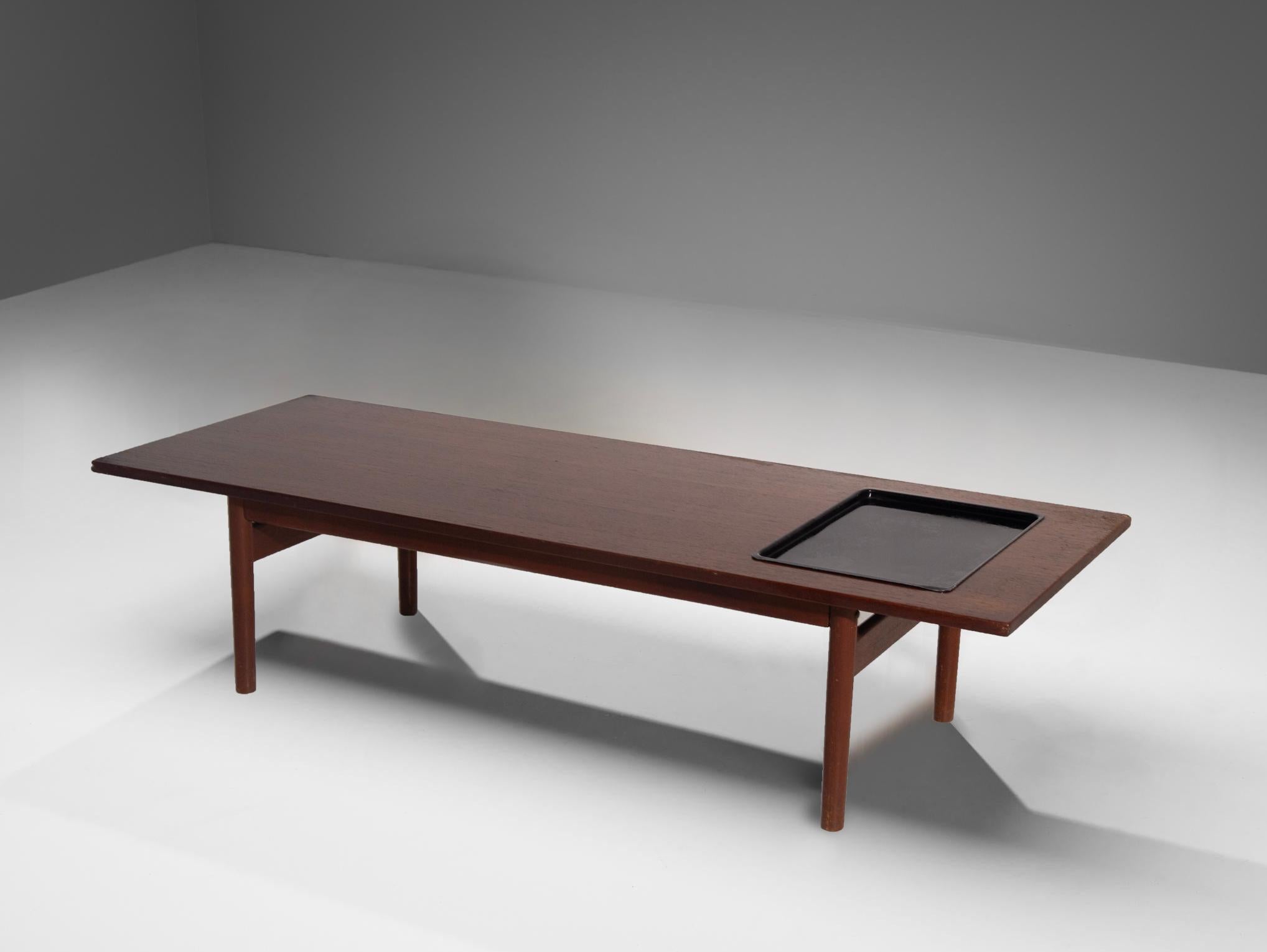 Vintage 1960s coffee table with pull-out tray - Design Grete Jalk for Poul Jeppesen, Denmark

Authentic, functional, and imbued with the timeless charm of Scandinavian design: this coffee or side table model 
