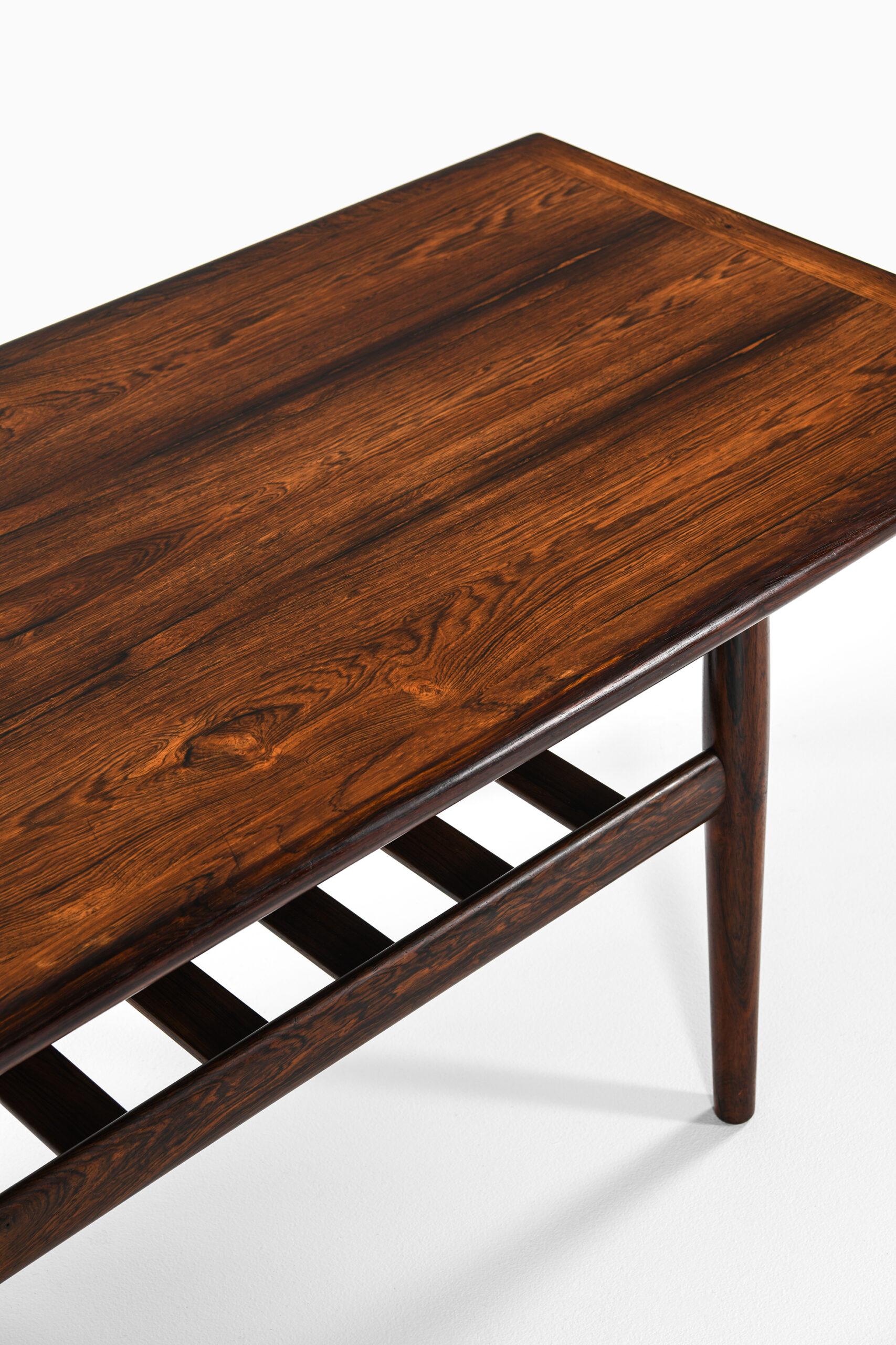 Rare table basse conçue par Grete Jalk. Produit par Glostrup Møbelfabrik au Danemark.