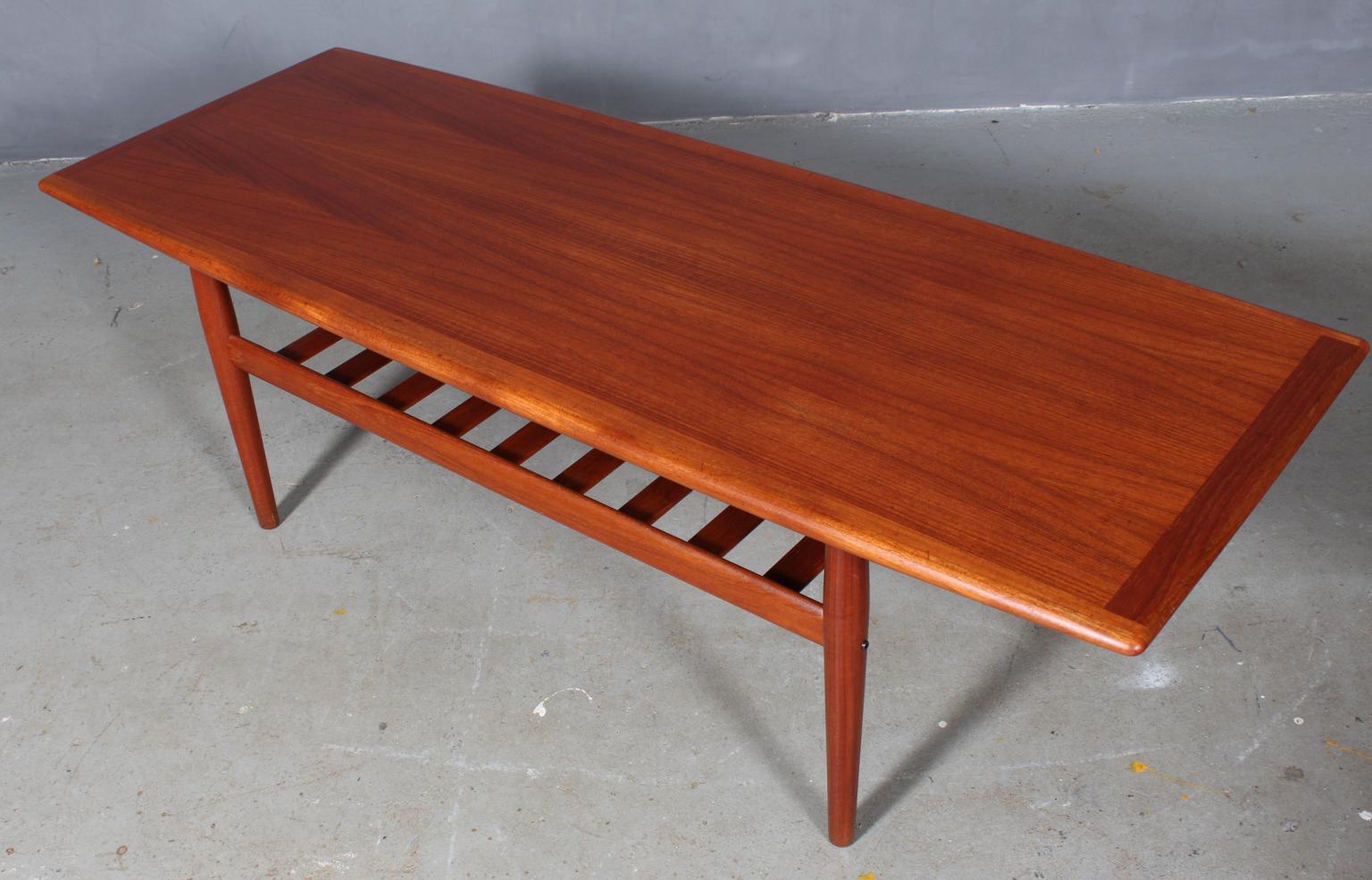 Grete Jalk coffee table in partly solid teak.

Made by Glostrup Møbelfabrik.