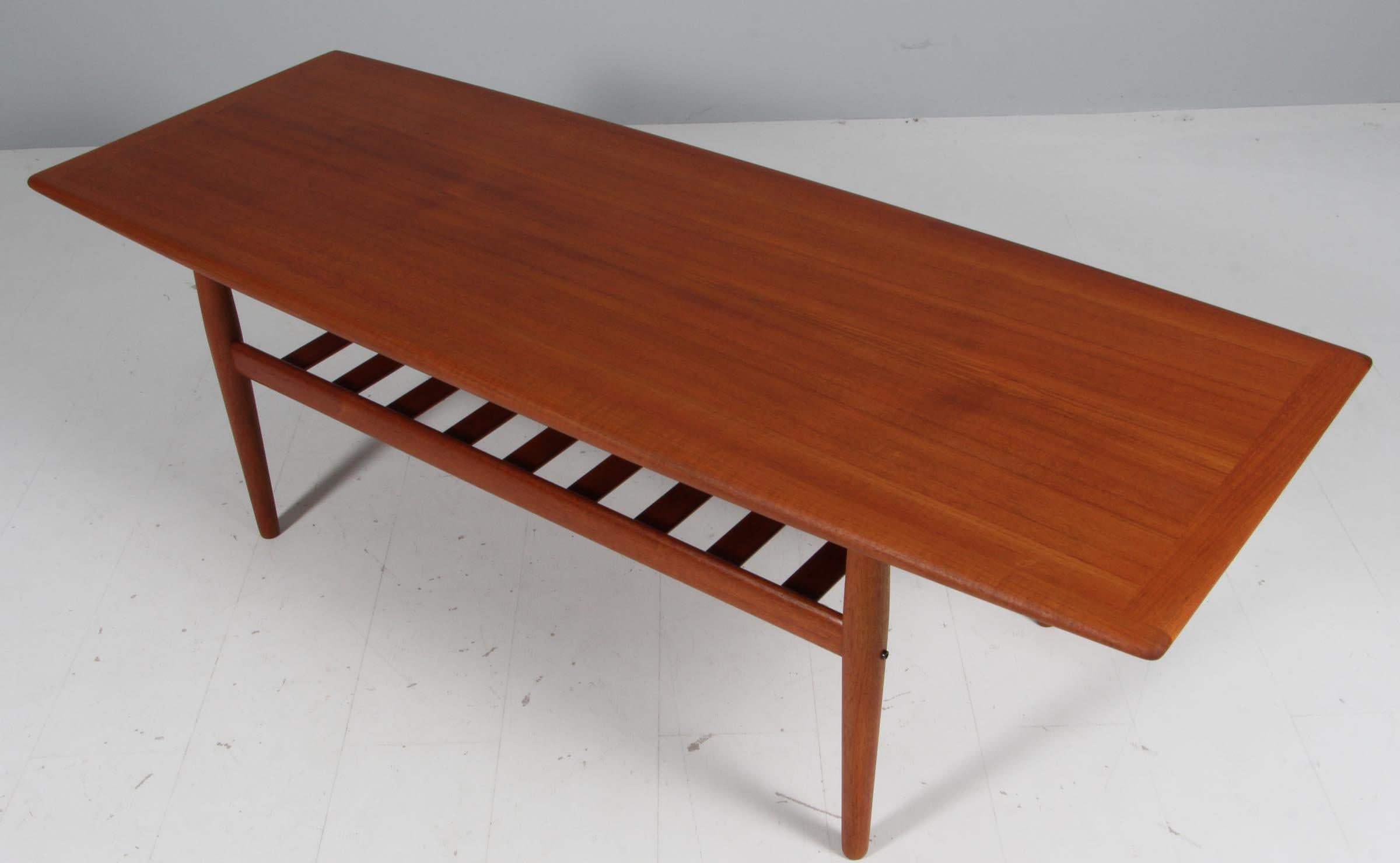Grete Jalk coffee table in partly solid teak.

Made by Glostrup Møbelfabrik.