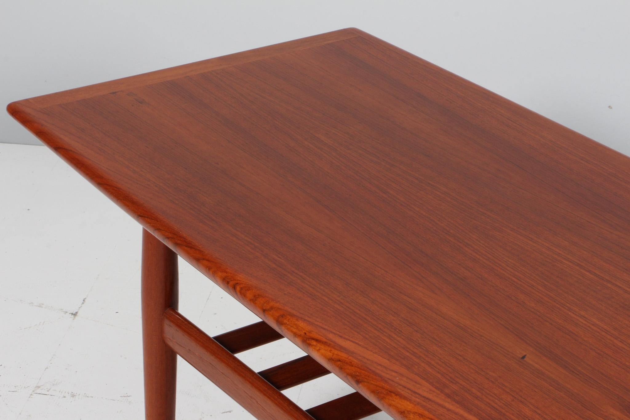 Mesa baja Grete Jalk, Teca Escandinavo moderno en venta