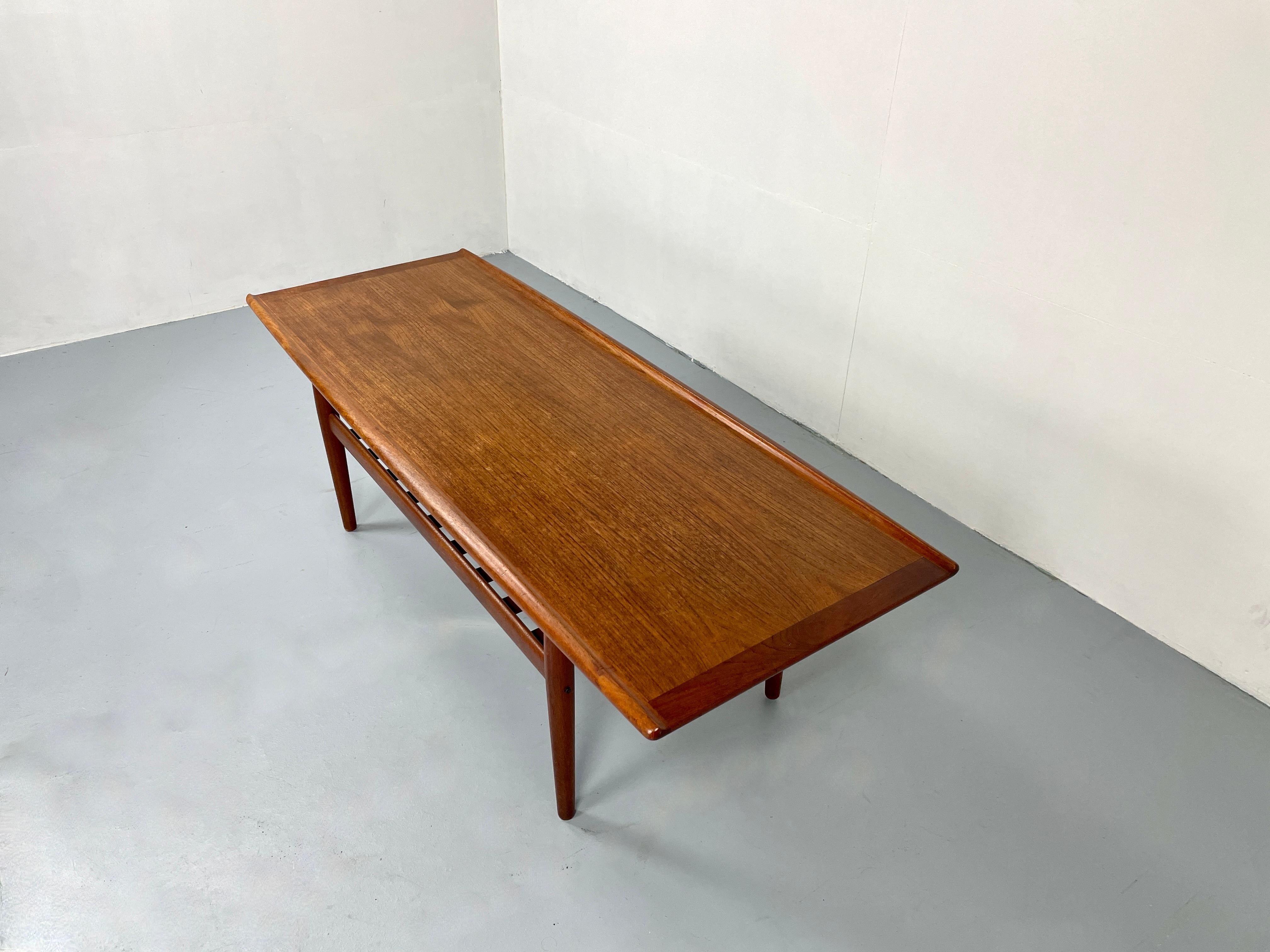 Table longue en teck de conception danoise Grete Jalk de Glostrup Mobelfabrik Bon état - En vente à Alsdorf, NW
