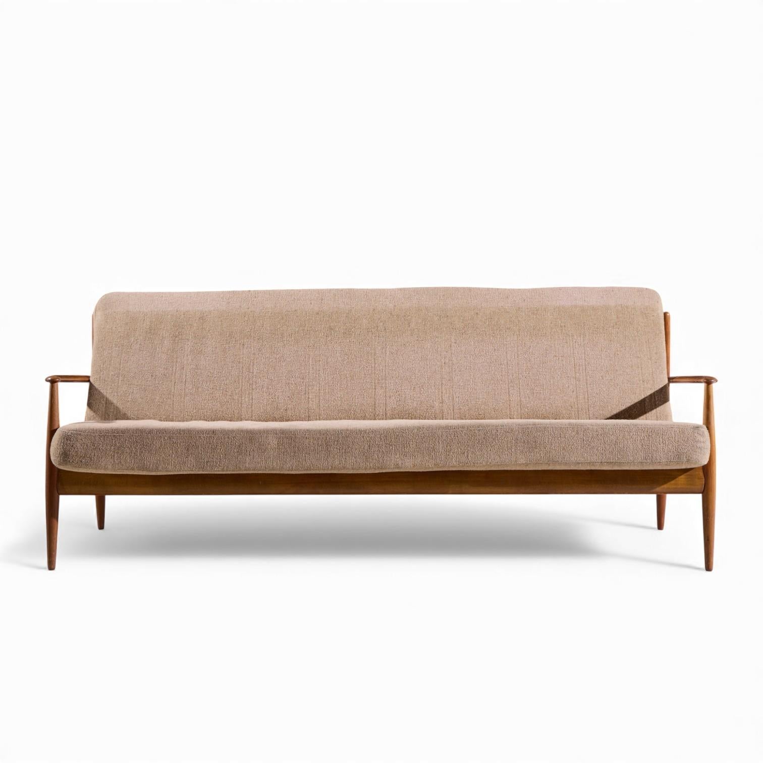 Grete Jalk pour France and Son Canapé en teck danois du milieu du siècle

Ce canapé mesure : 80 large x 32 profond x 31,5 pouces de haut, avec une hauteur d'assise de 17,25 et une hauteur d'accoudoir de 21,75 pouces.

Excellent état Vintage - Le