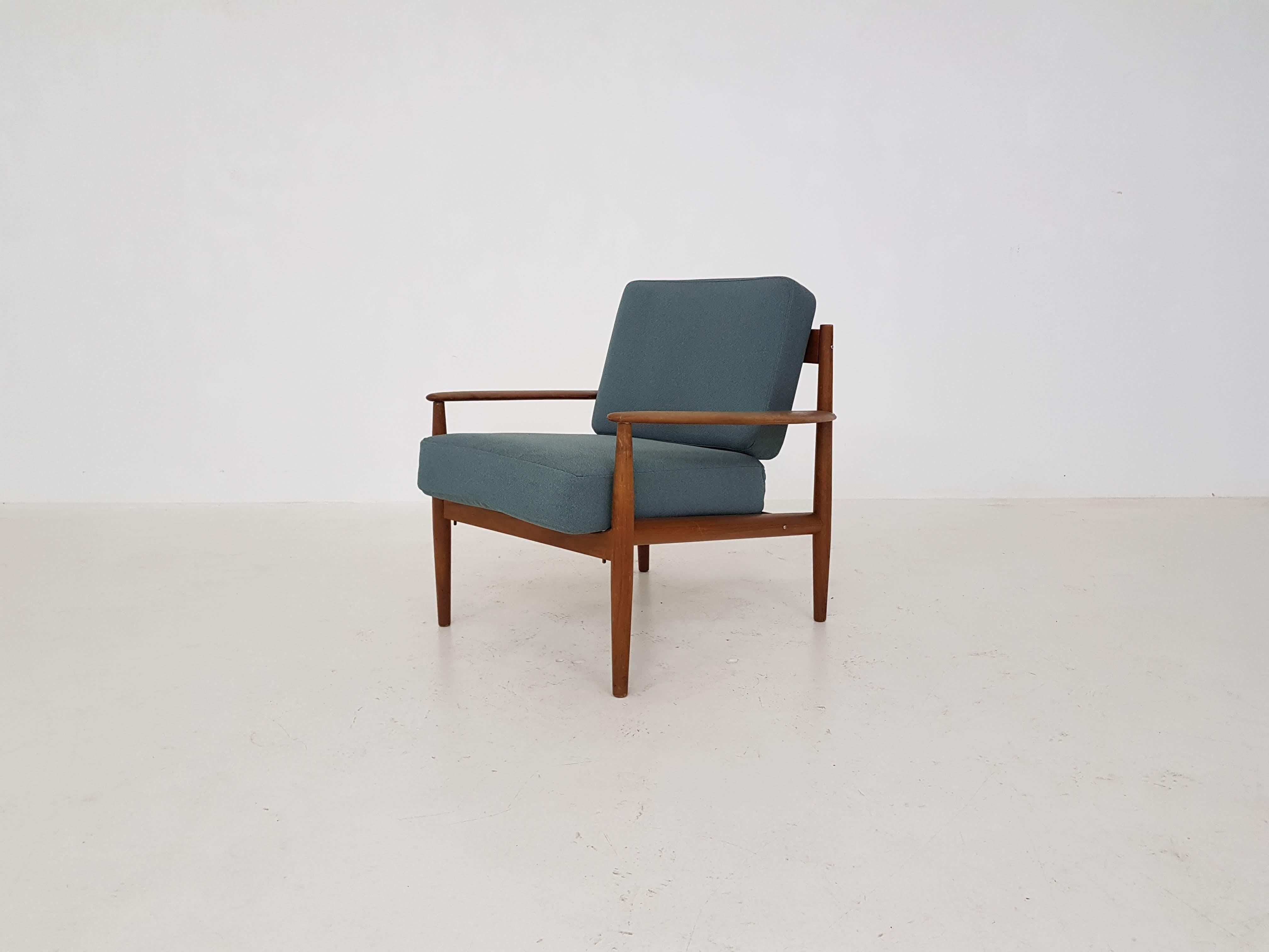 Grete Jalk for France and Sons lounge chair model 118, Denmark, 1960s.

Teak frame and cushions with new green upholstery. The lounge chair hasn't got the original screws.

Measures: Width 79 cm; seating: 54 cm

Depth 75 cm; seating: 50 cm

Height