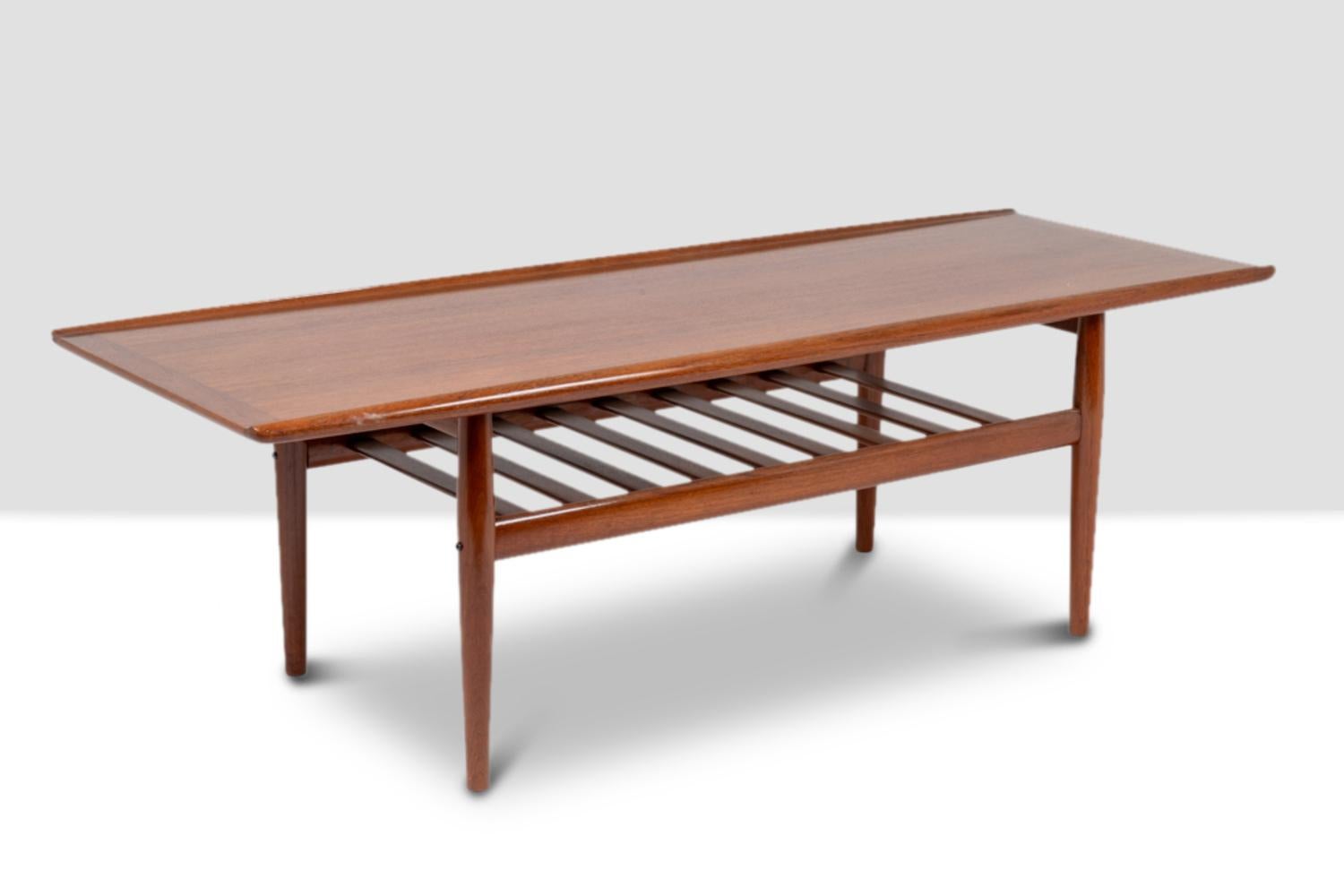 Grete Jalk for Glostrup.

Teak coffee table model “GJ106” in a rectangular shape, with a slatted part under the top allowing you to place magazines or books. Straight base.

Danish work realized in the 1960s.

Reference: LS5697536B