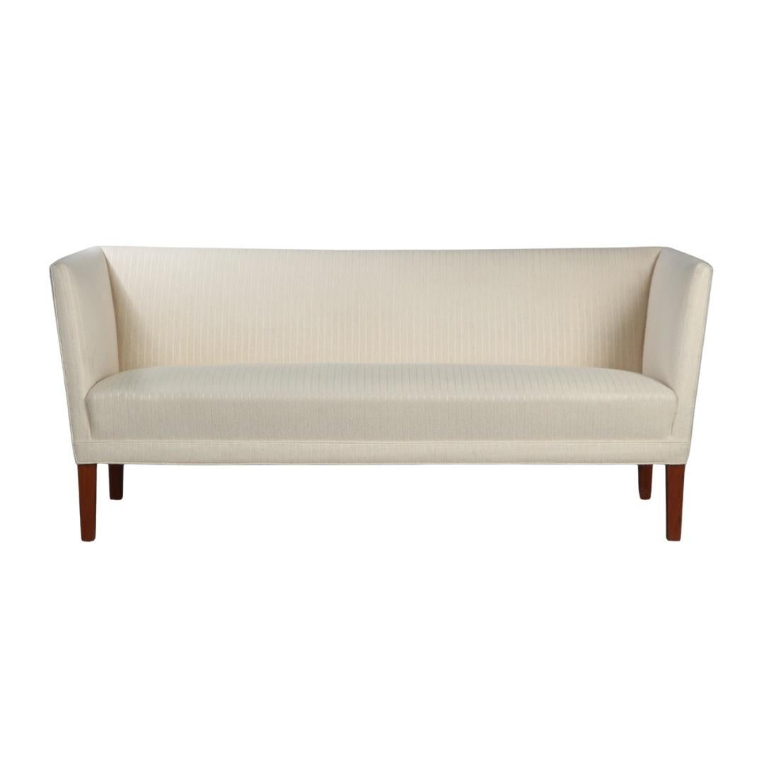 Grete Jalk pour Johannes Hansen. Canapé 3 places, modèle JH-180.

Grete Jalk (1920-2006). Canapé 3 places en laine claire, avec pieds en teck. W. 180 cm, P. 70 cm, hauteur d'assise env. 45 cm. Conçu en 1955. Modèle JH-180. Fabriqué par Johannes
