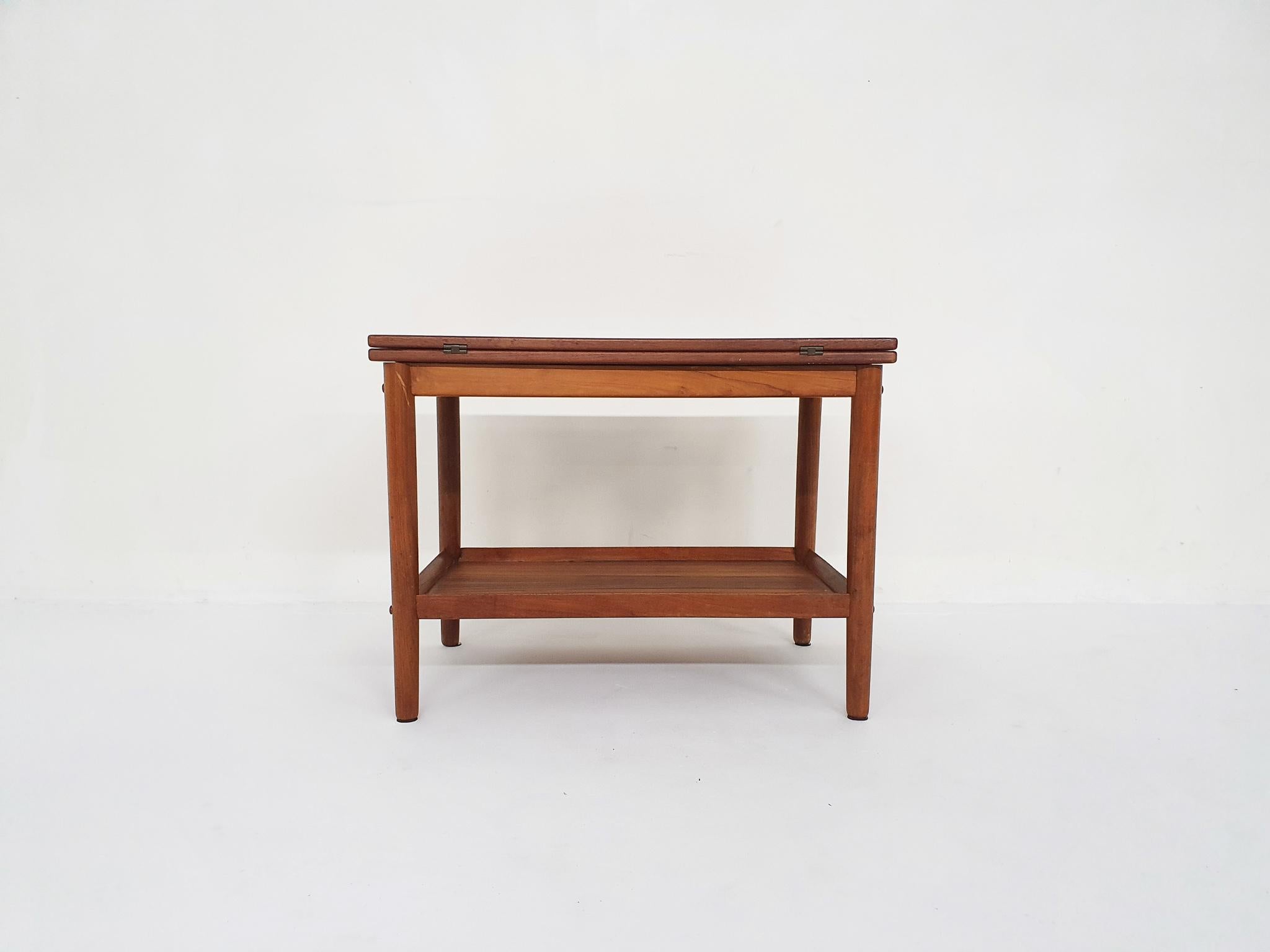 Teak side table. The top can rotate and flips open. Then it creates a space of 70 x 90 cm
The pin to rotate the table top have been replaced. The top and the bottom shelf have been refinished.

Grete Jalk (1920 - 2006) was a Danish industrial