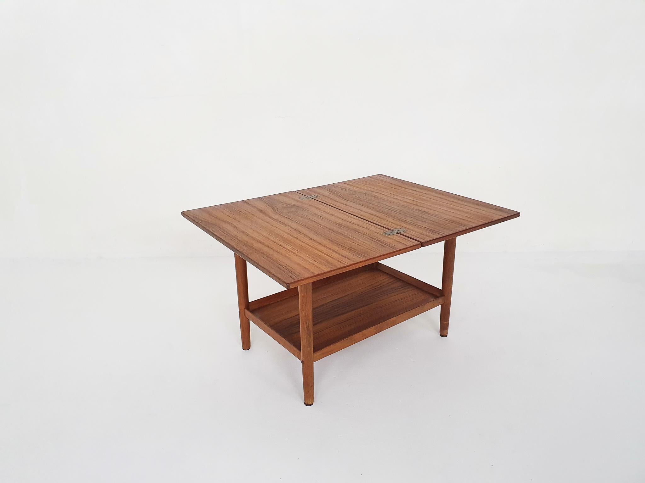 Grete Jalk for Poul Jeppesen, Foldable Side Table, Denmark 1960's In Good Condition For Sale In Amsterdam, NL