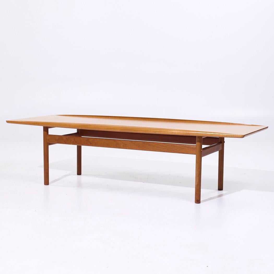 Mid-Century Modern Grete Jalk pour Poul Jeppesen Table basse en teck surfboard danoise du milieu du siècle en vente