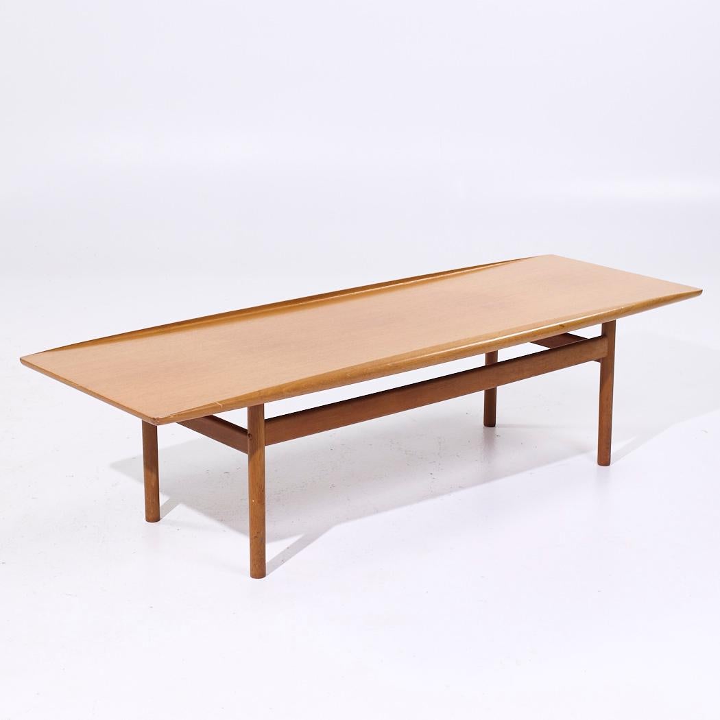 Danois Grete Jalk pour Poul Jeppesen Table basse en teck surfboard danoise du milieu du siècle en vente