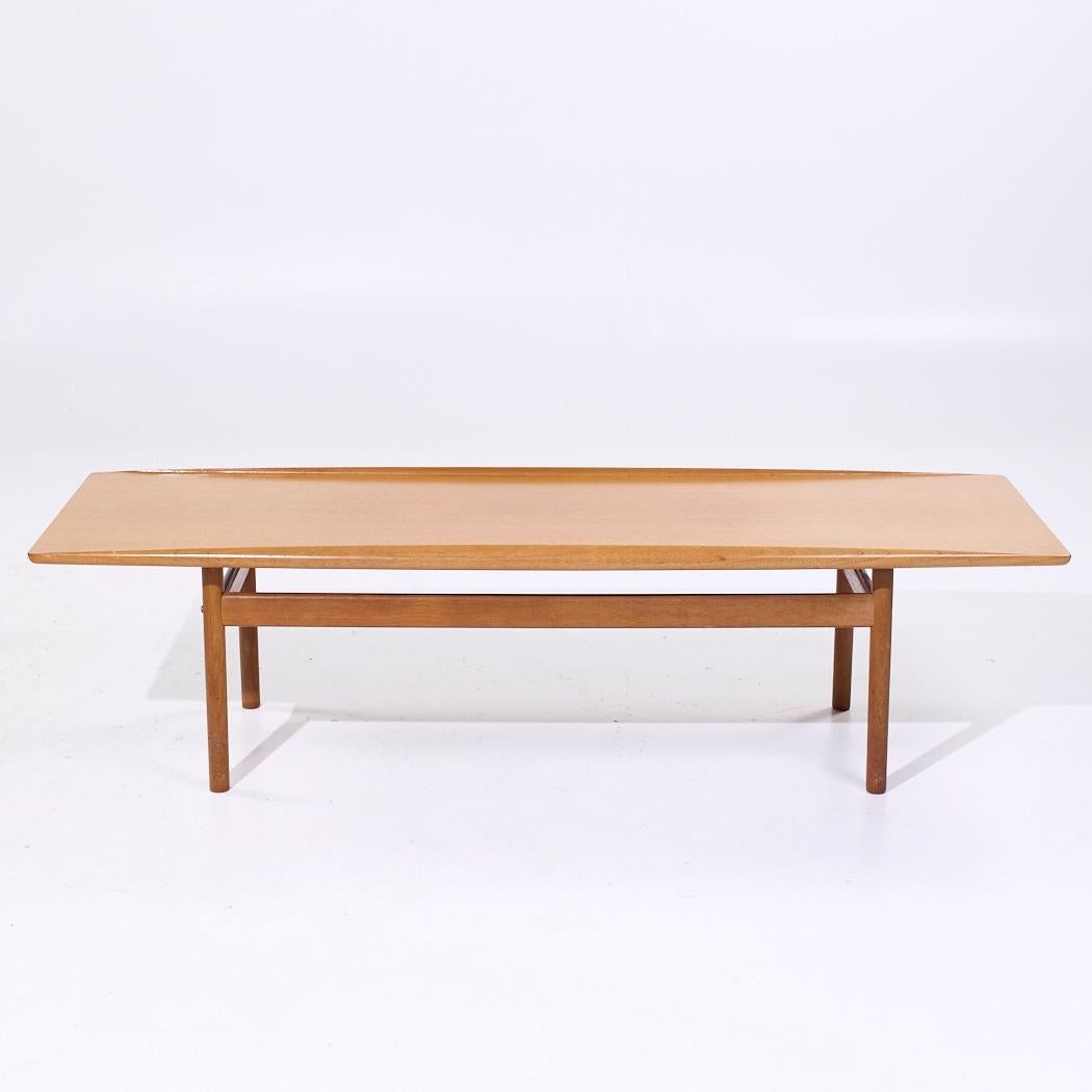 Grete Jalk pour Poul Jeppesen Table basse en teck surfboard danoise du milieu du siècle Bon état - En vente à Countryside, IL
