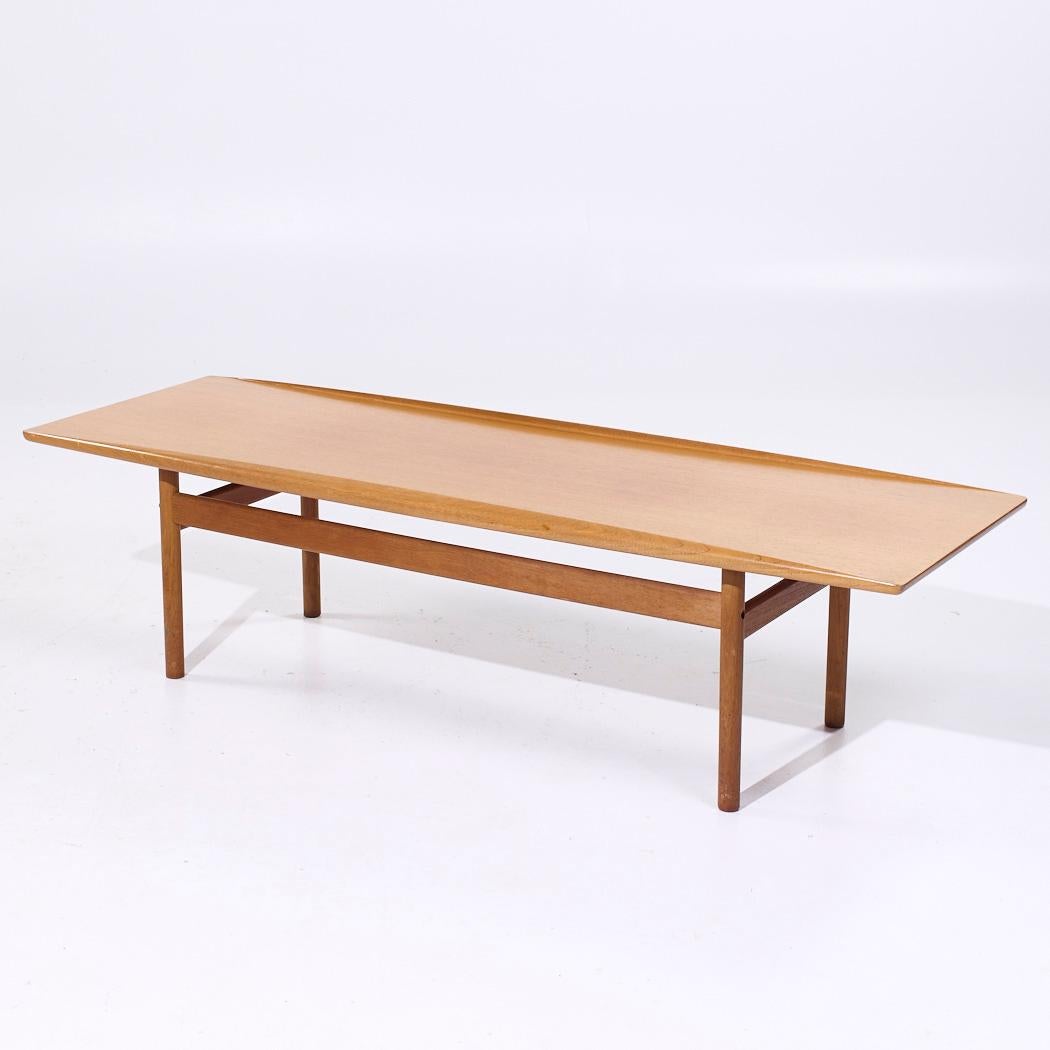 Fin du 20e siècle Grete Jalk pour Poul Jeppesen Table basse en teck surfboard danoise du milieu du siècle en vente