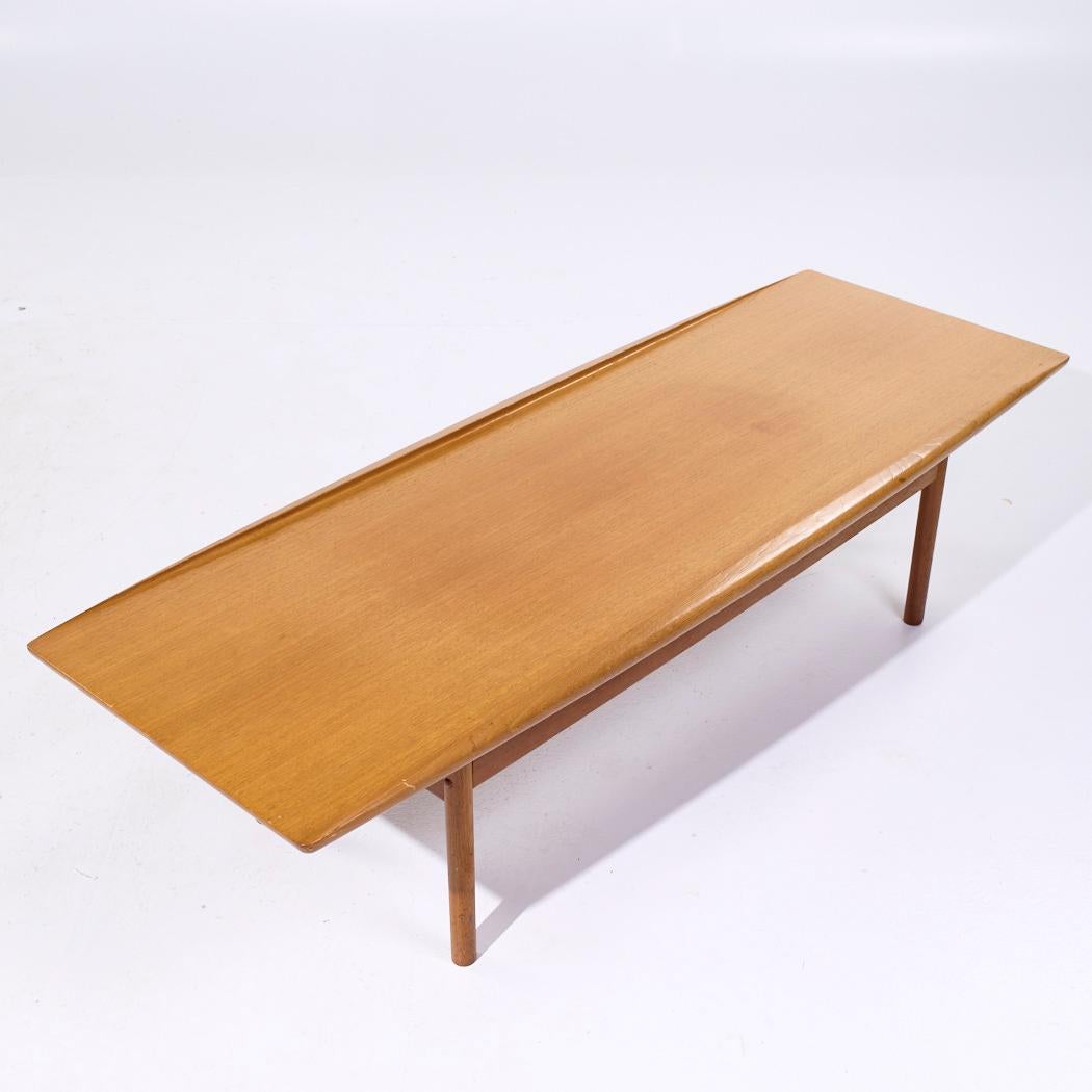 Grete Jalk pour Poul Jeppesen Table basse en teck surfboard danoise du milieu du siècle en vente 2