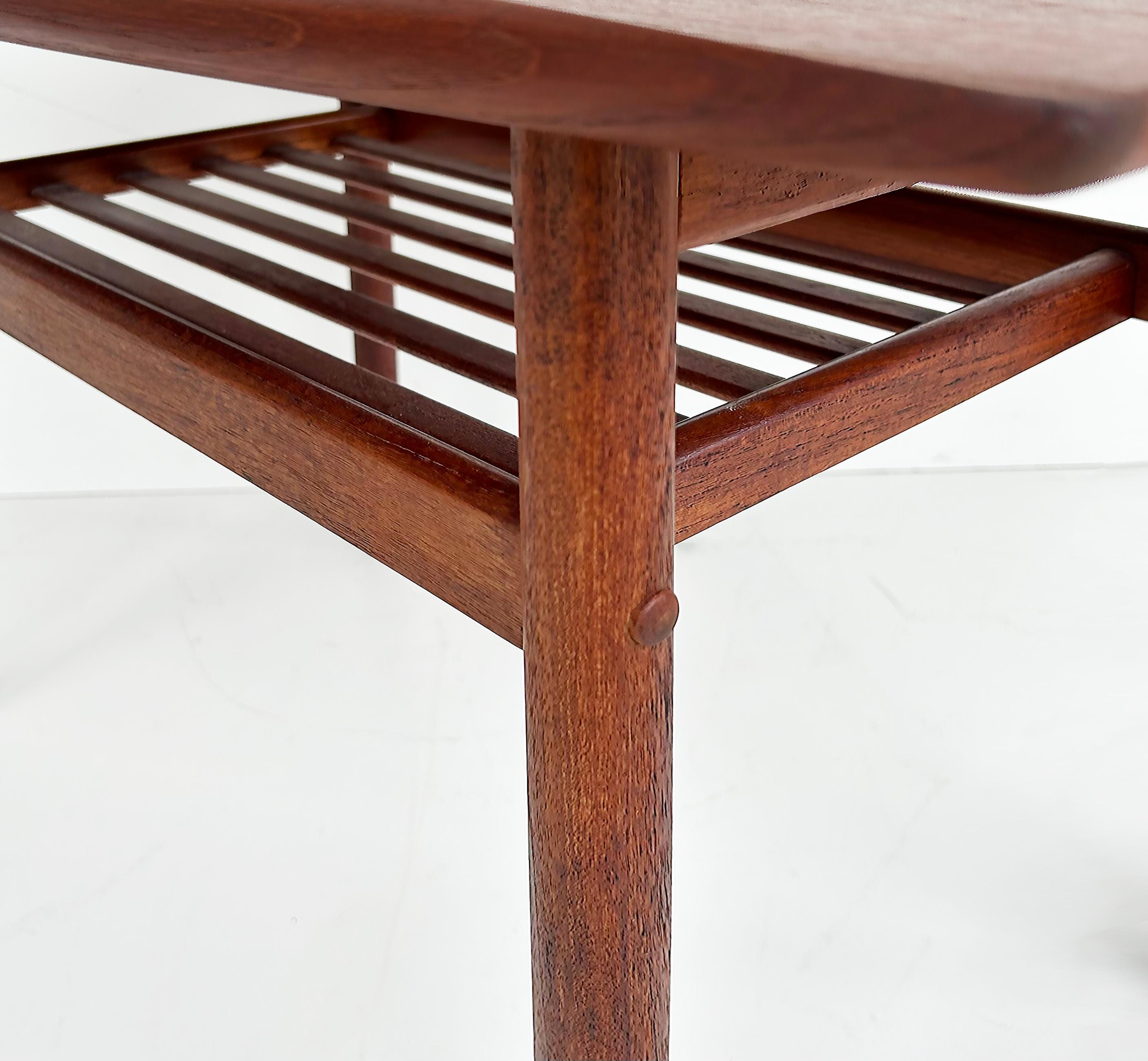 Grete Jalk  Beistelltische aus Teakholz von Glostrup Mobelfabrik, Dänemark in Surfboard-Form (20. Jahrhundert) im Angebot