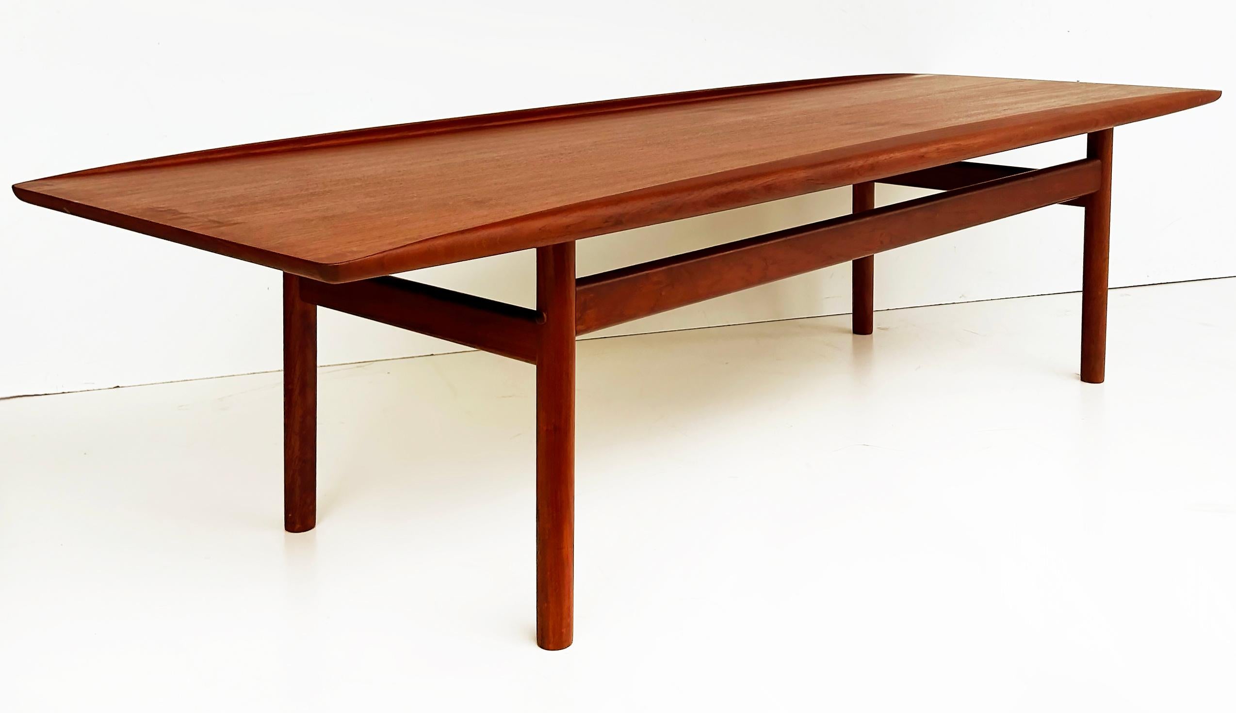 Grete Jalk for Glostrup Mobelfabrik Denmark Teak Surfboard Coffee Table

Offered for sale is a Scandinavian modern Grete Jalk teak surfboard coffee cocktail table manufactured by Glostrup Mobelfabrik in Denmark in the 1960s. The table is In very