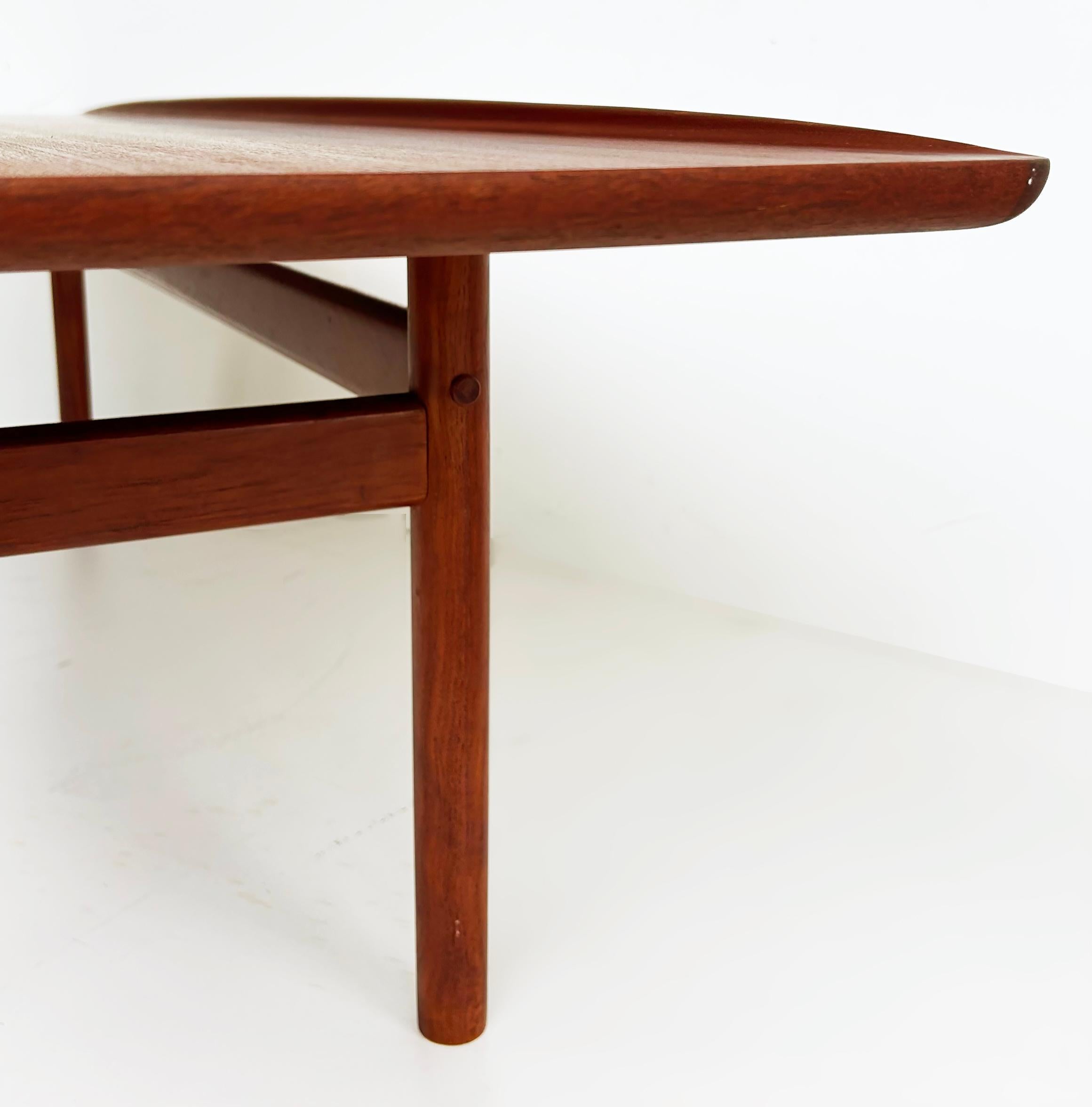 Grete Jalk Glostrup Mobelfabrik Teak Surfboard Coffee Table from Denmark In Good Condition For Sale In Miami, FL