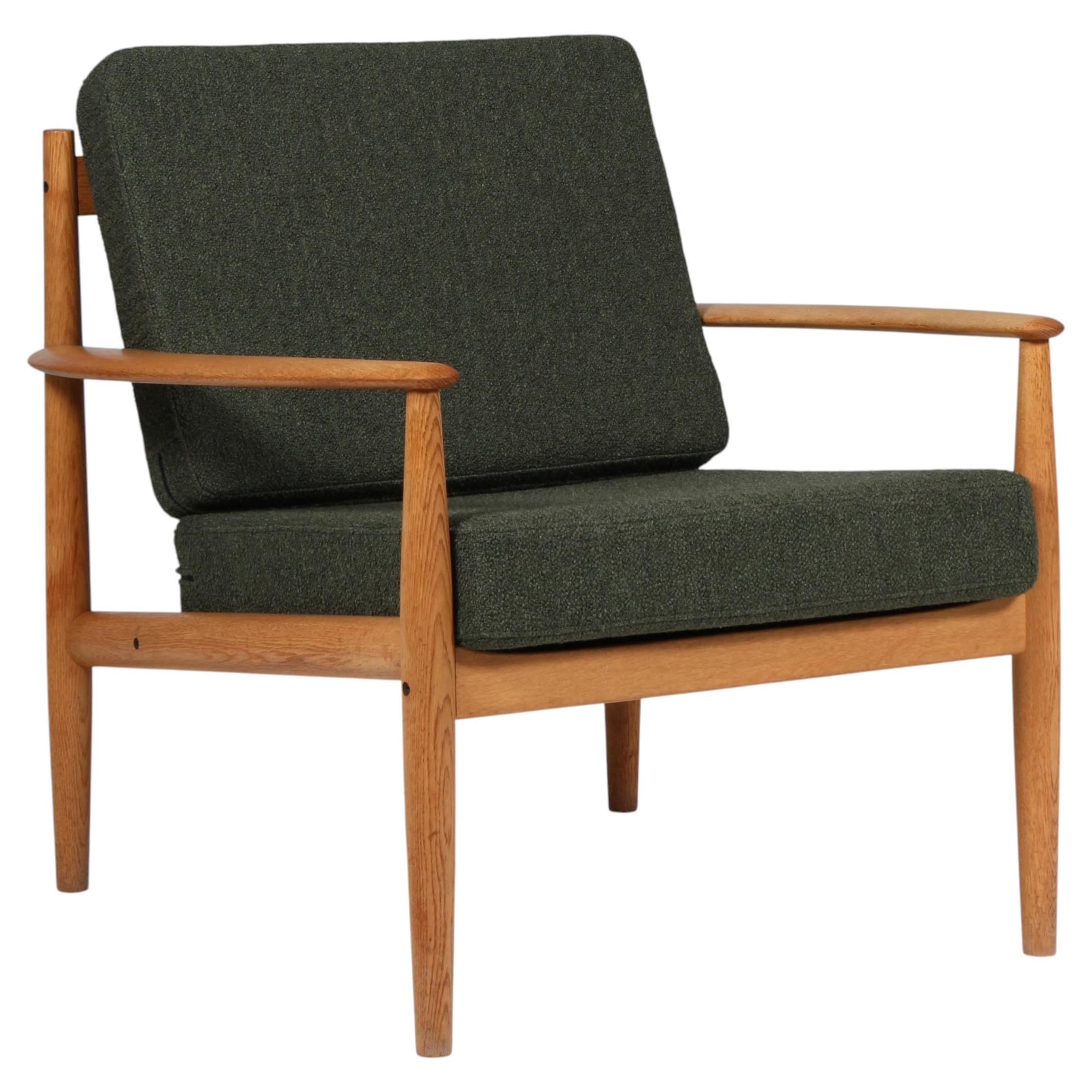 Grete Jalk Lounge-Sessel aus Eiche und Bouclé im Angebot