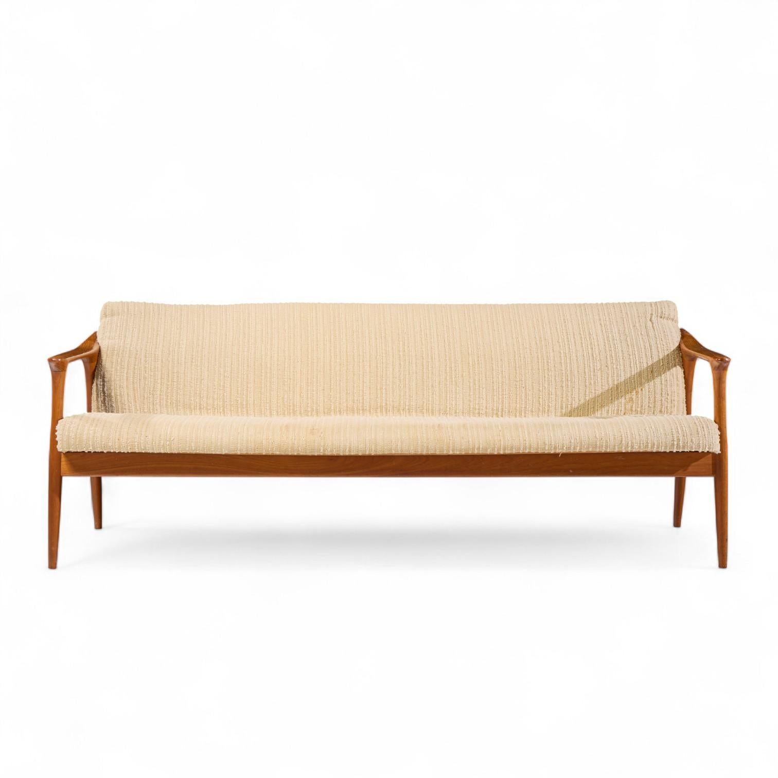 Grete Jalk Canapé en teck danois du milieu du siècle

Ce canapé mesure : 71,75 de large x 26,5 de profond x 27,25 de haut, avec une hauteur d'assise de 15 pouces et une hauteur d'accoudoir de 22 pouces.

Bon état Vintage By - La structure du canapé