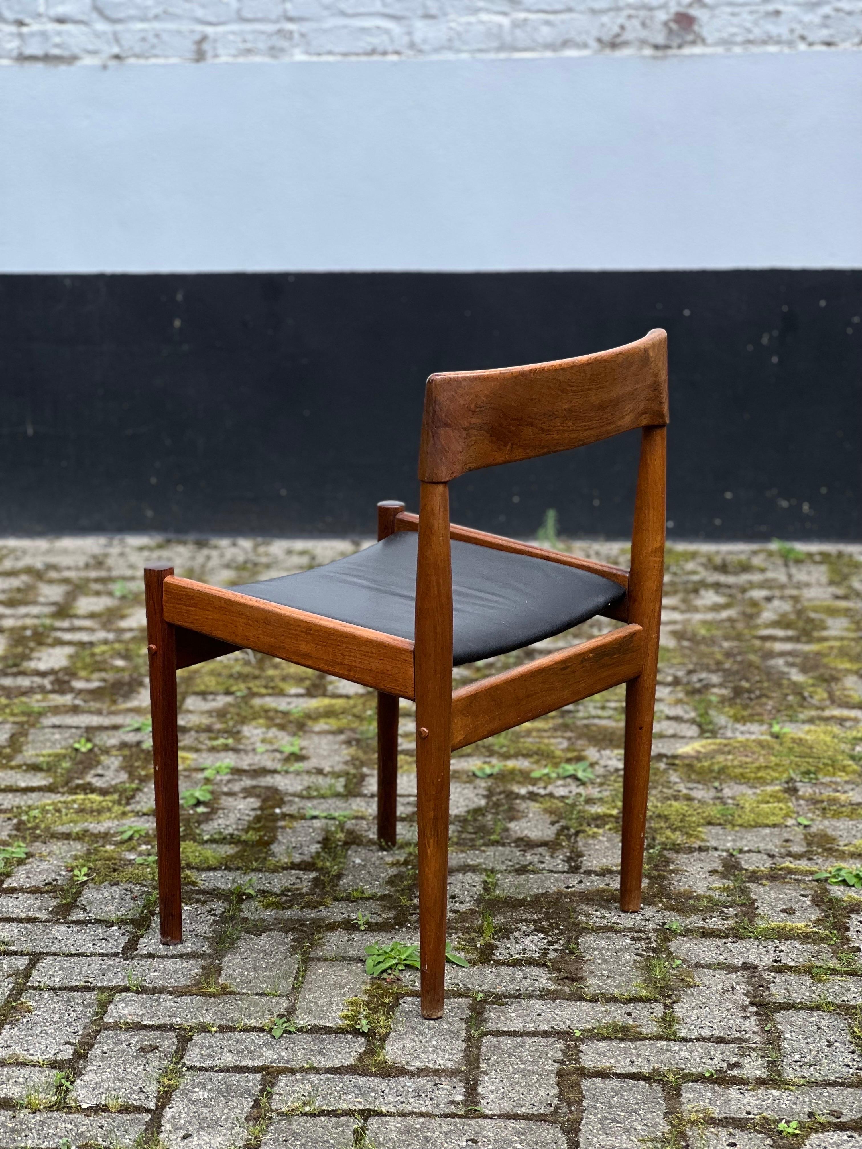 D'élégantes chaises en bois de rose massif et en cuir noir de la femme designer Grete Jalk. Fabriqué dans les années 60 par l'ébéniste Poul Jeppessens. Nous avons 8 chaises disponibles et une table. 4 chaises supplémentaires avec dossier en cuir,
