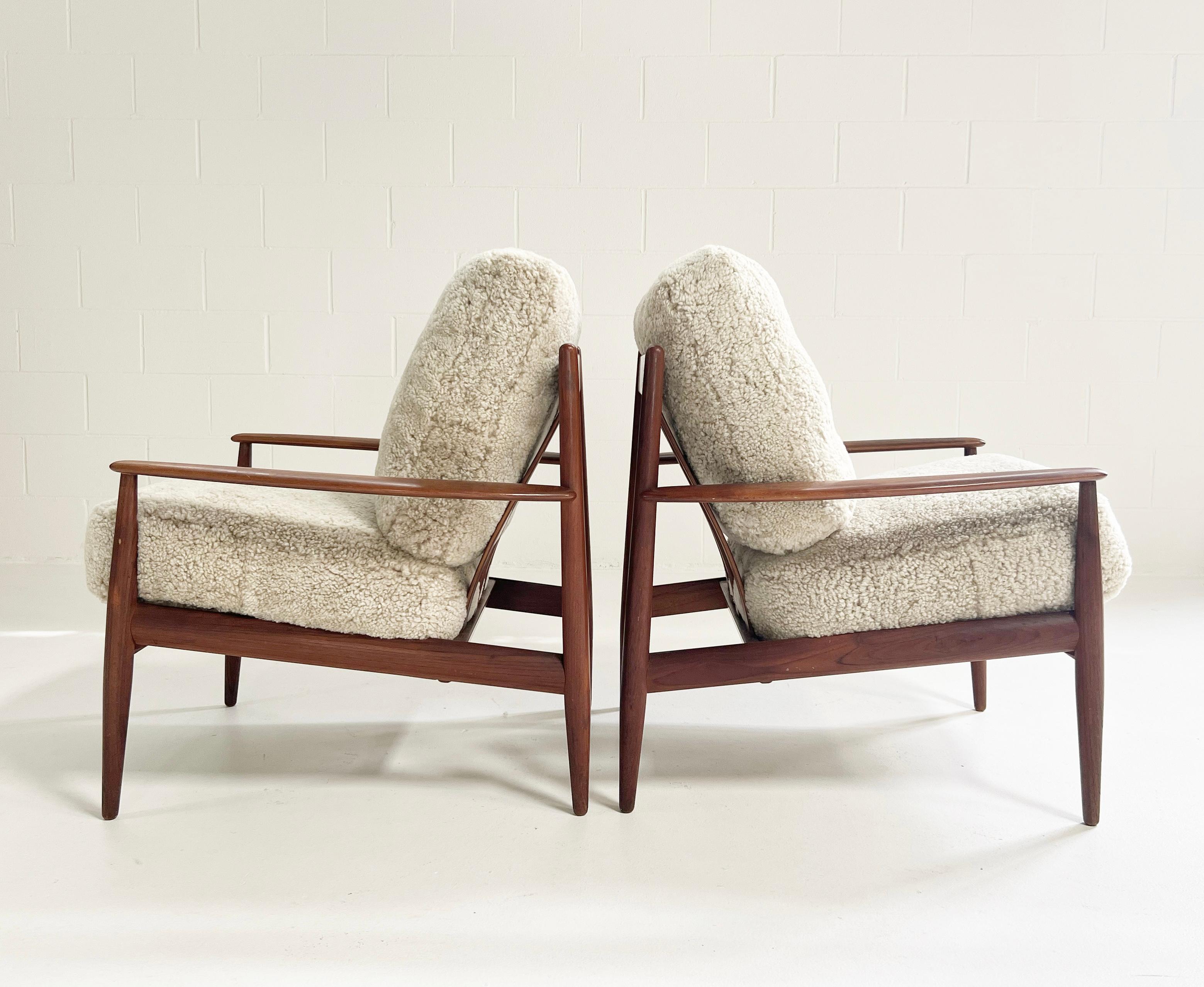 Grete Jalk Model 118 Lounge Chairs in Shearling, Pair In Good Condition In SAINT LOUIS, MO
