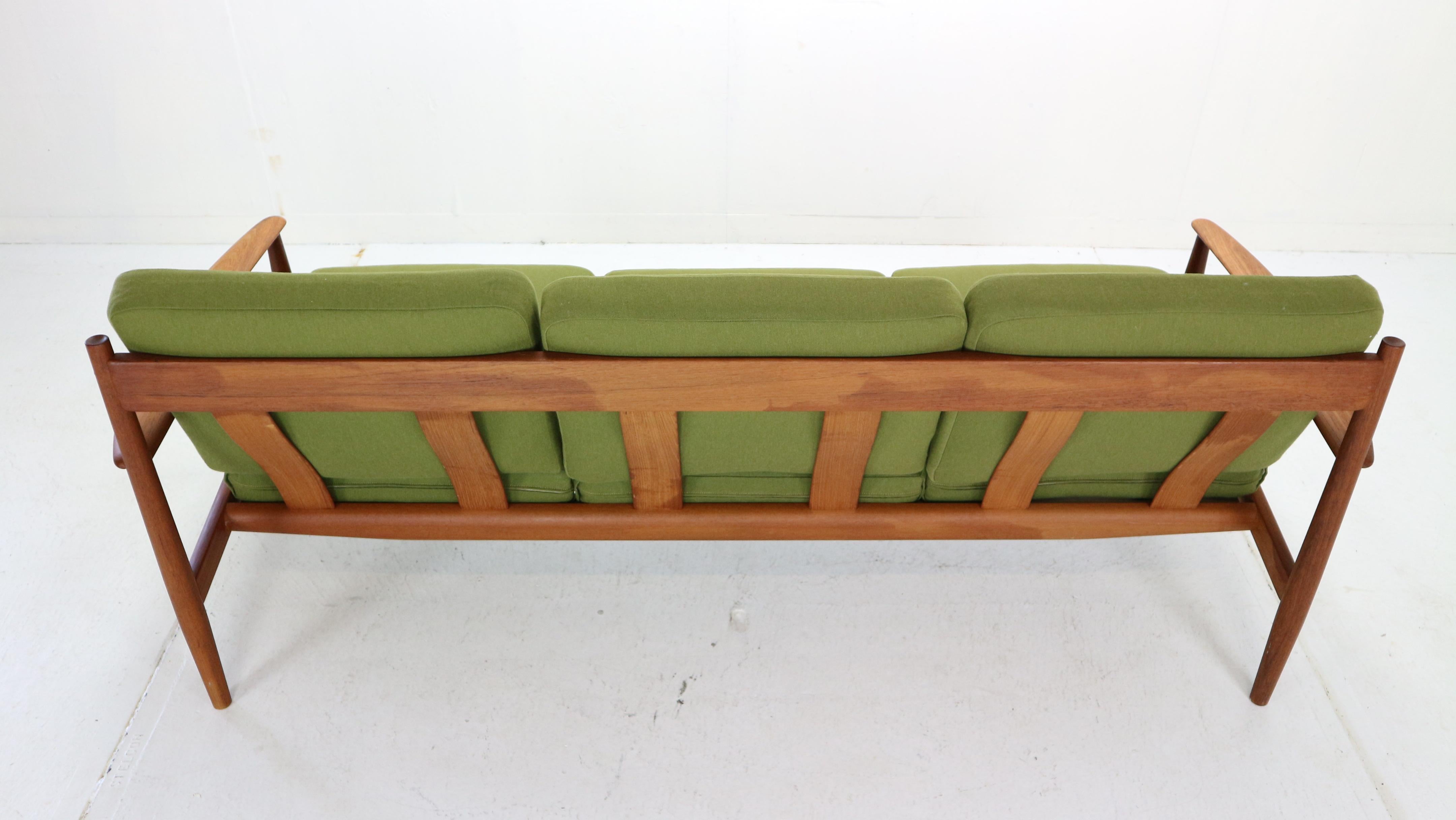 Grete Jalk Model- 118 Three-Seat Teak Sofa for France & Son, Denmark, 1963 In Good Condition In The Hague, NL