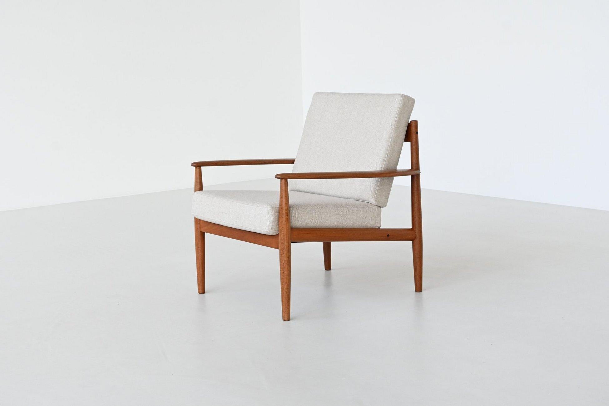 Superbe chaise longue modèle 128 conçue par l'une des rares femmes designers de mobilier du milieu du siècle dernier, Grete Jalk, pour France & Søn, Danemark 1960. Cette élégante chaise longue de forme est fabriquée à la main en bois de teck massif