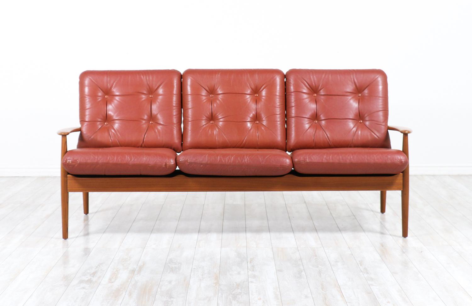 Grete Jalk Modell-128 Cognacfarbenes Leder & Teakholz 3-Sitzer Sofa für France & Søn (Moderne der Mitte des Jahrhunderts) im Angebot