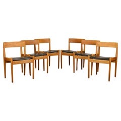 Grete Jalk Chaises de salle à manger en chêne et cuir noir modèle P J 3-2 pour P. Jeppesen